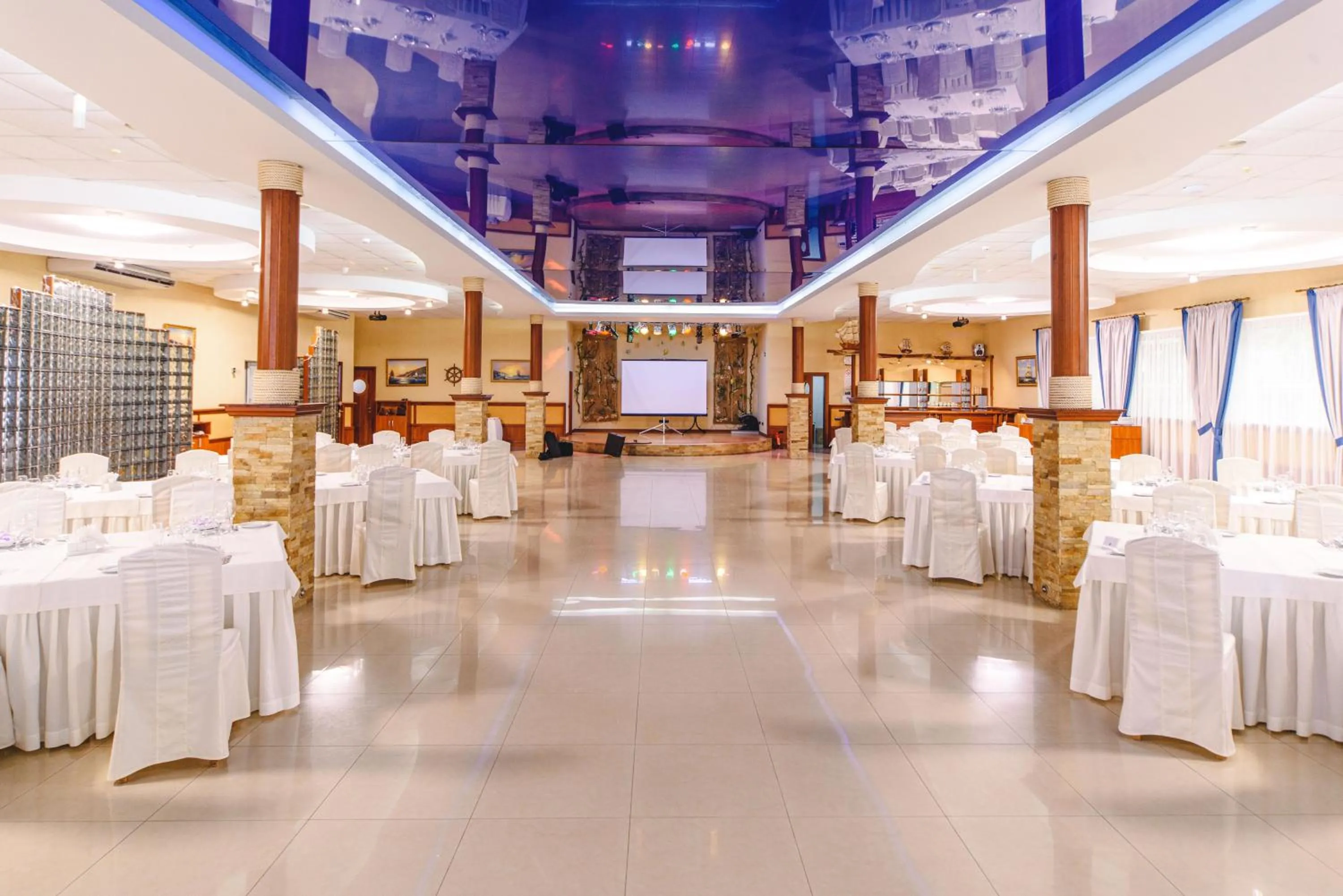 Restaurant/places to eat in Sovinyon Resort