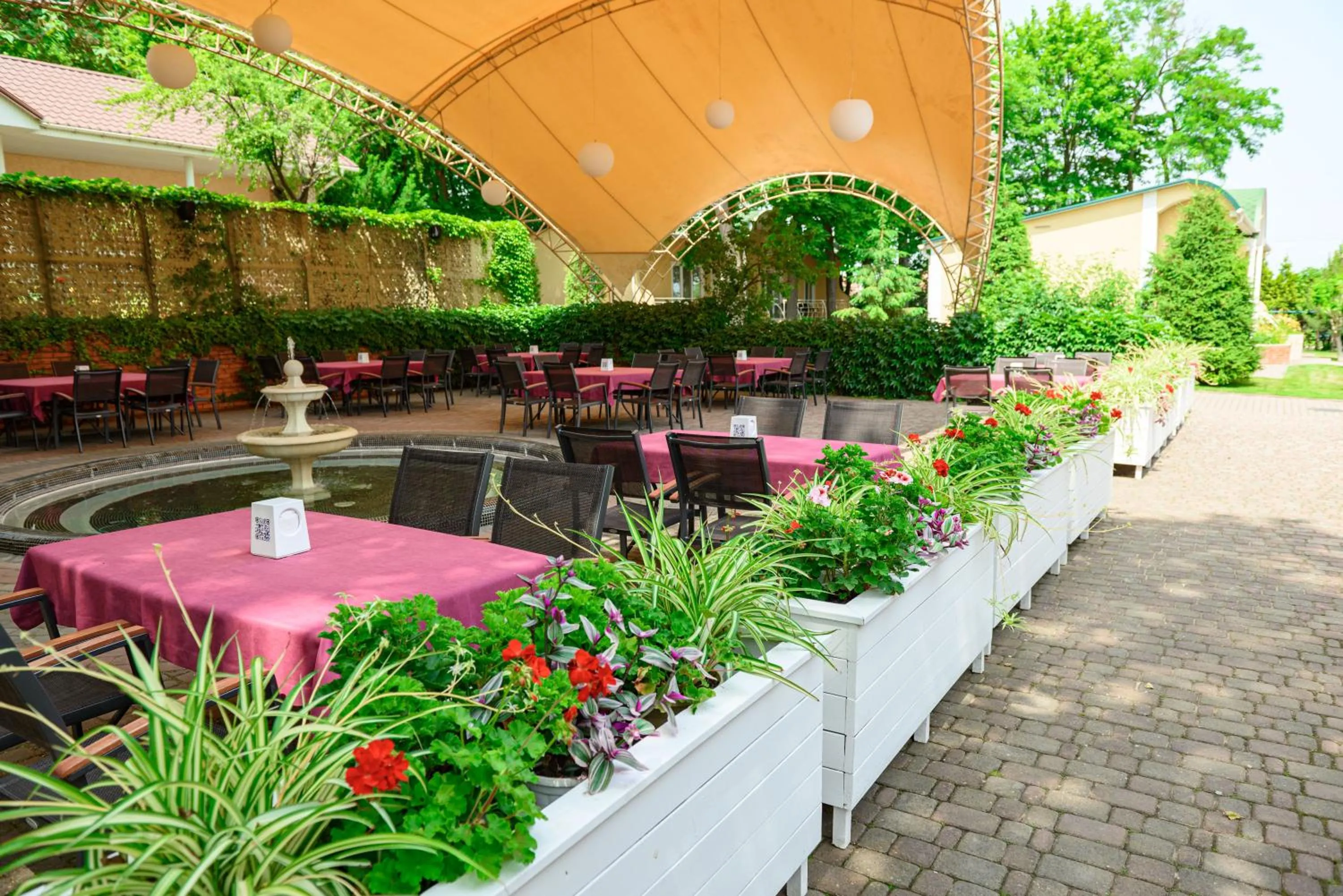 Restaurant/places to eat in Sovinyon Resort