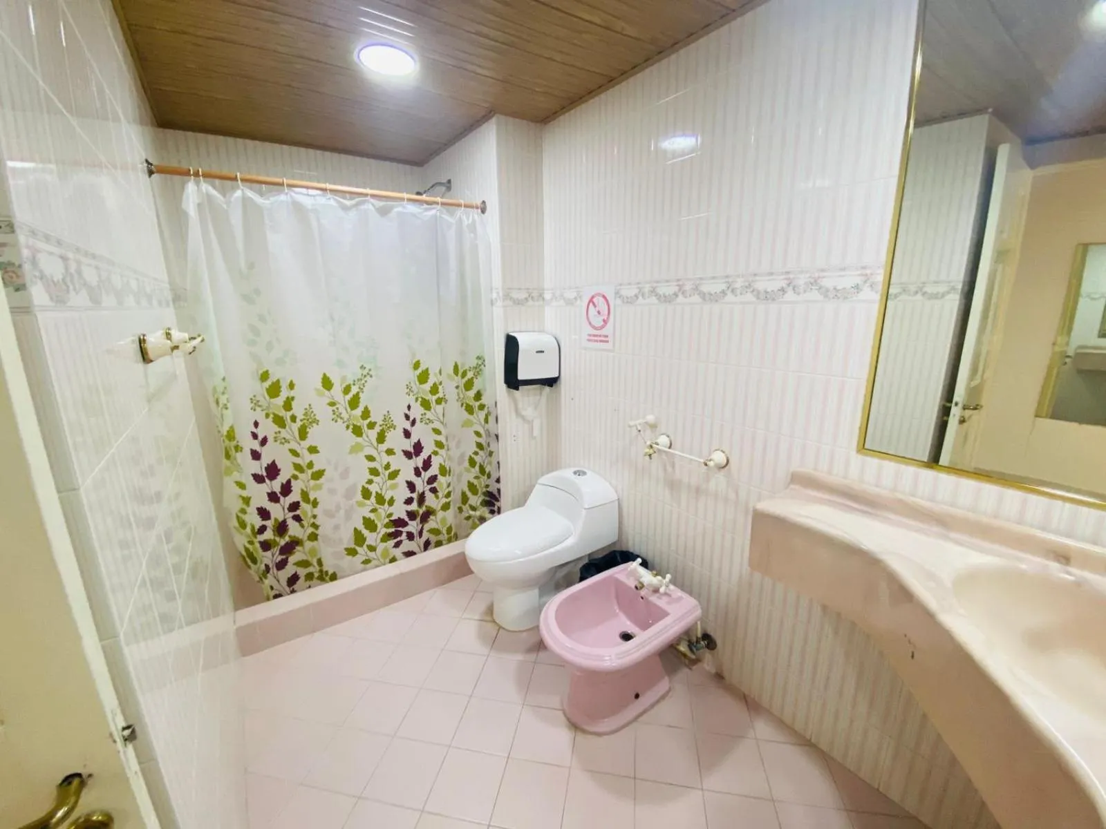 Bathroom in Piergiorgio Palace Hotel