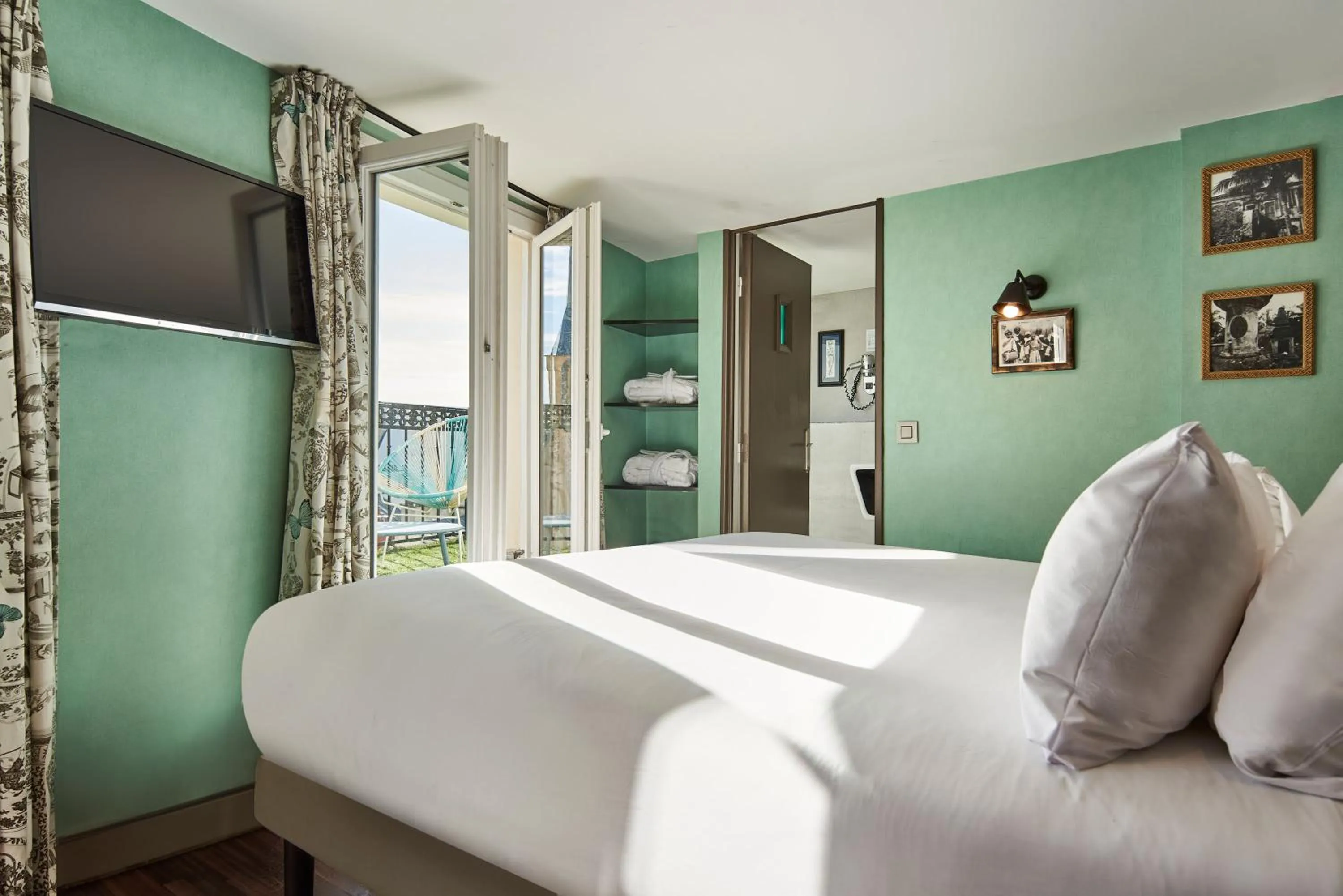 Photo of the whole room, Bed in R. Kipling by Happyculture