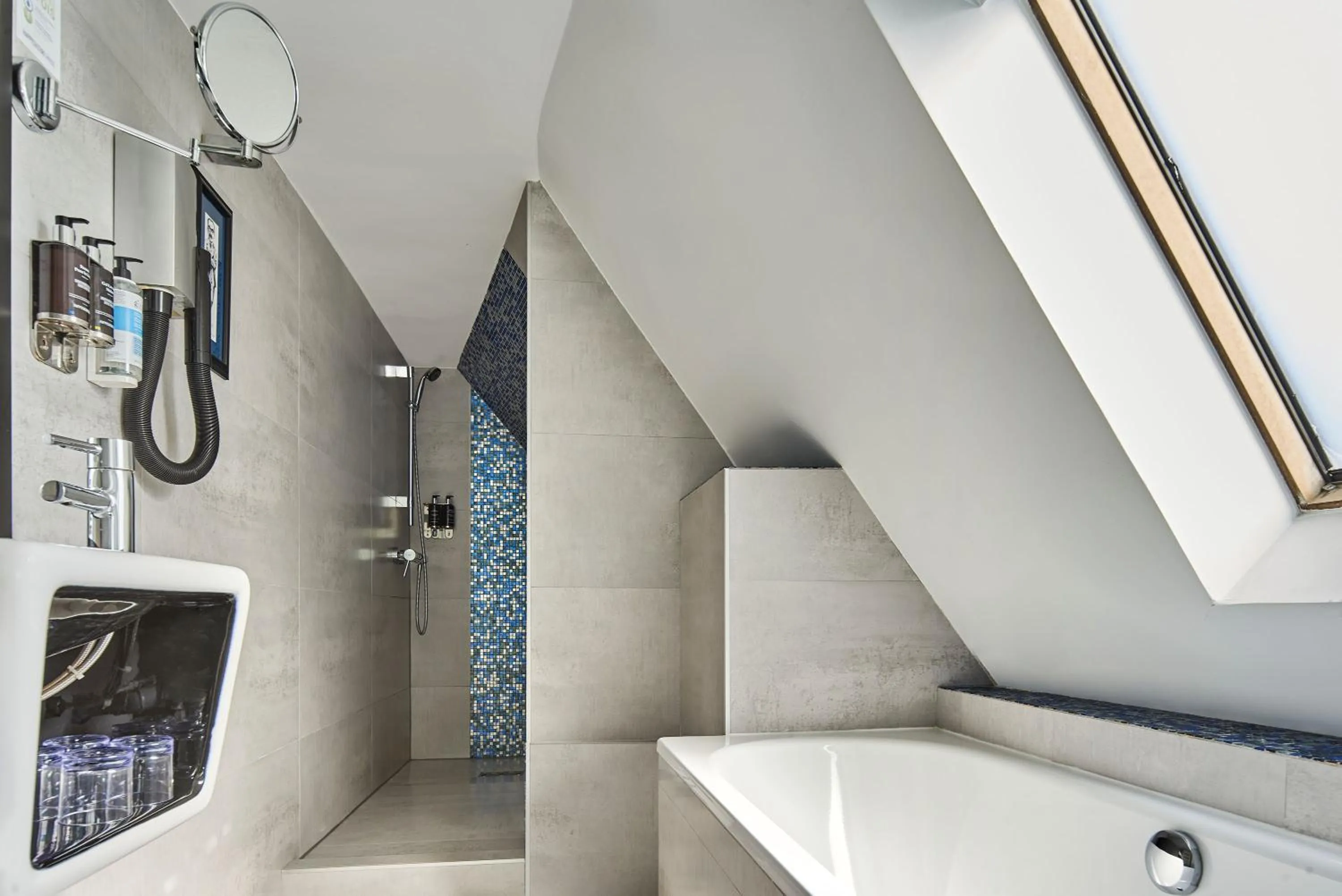 Bathroom in R. Kipling by Happyculture