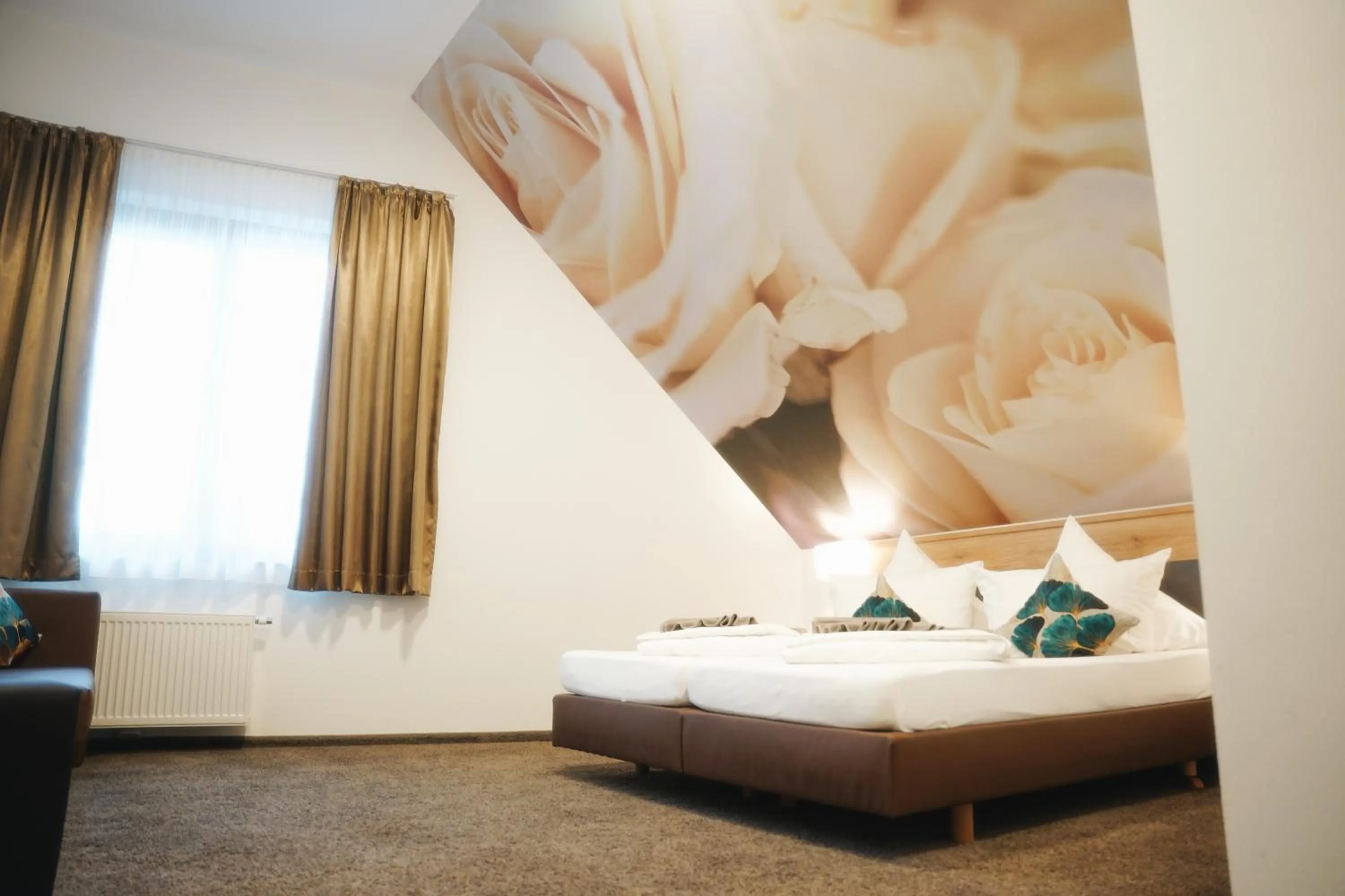 Photo of the whole room in Outlet Hotel