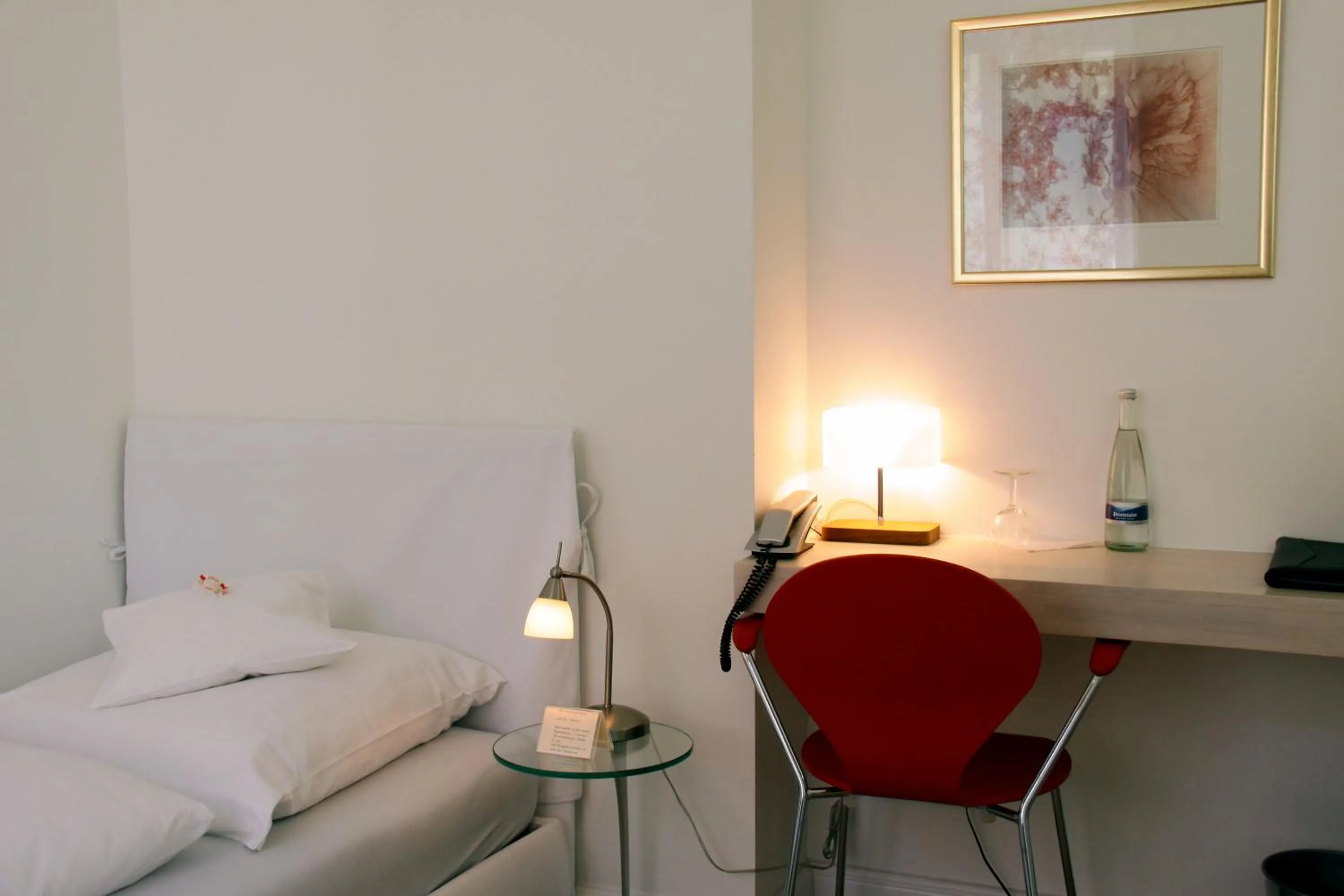 Photo of the whole room, Bed in Hotel Heidelberg Astoria