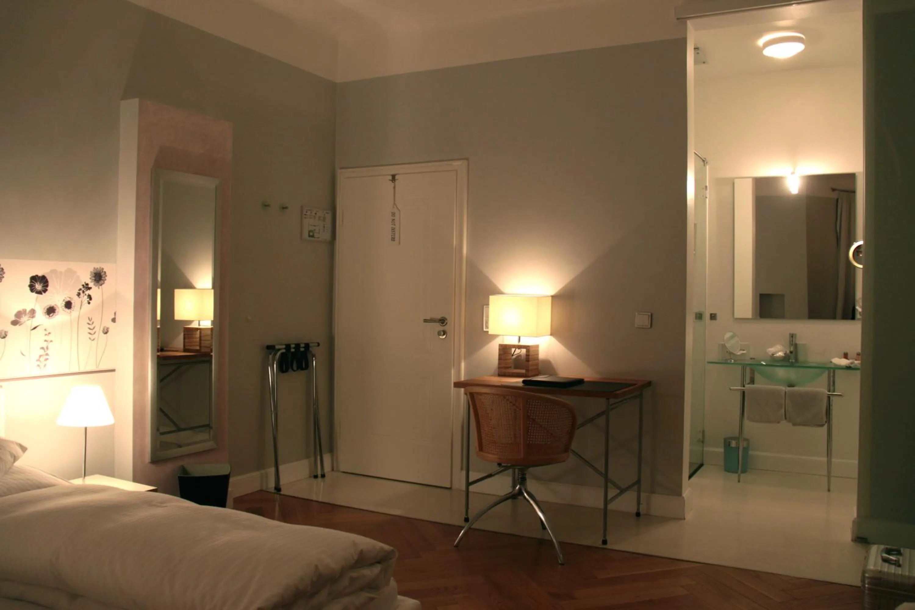 Photo of the whole room, Bed in Hotel Heidelberg Astoria