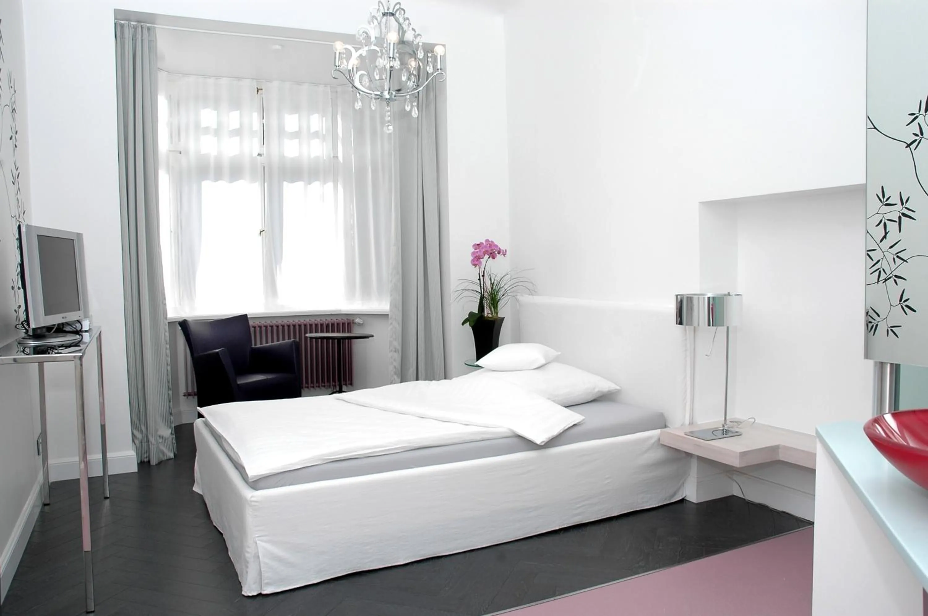 Photo of the whole room, Bed in Hotel Heidelberg Astoria