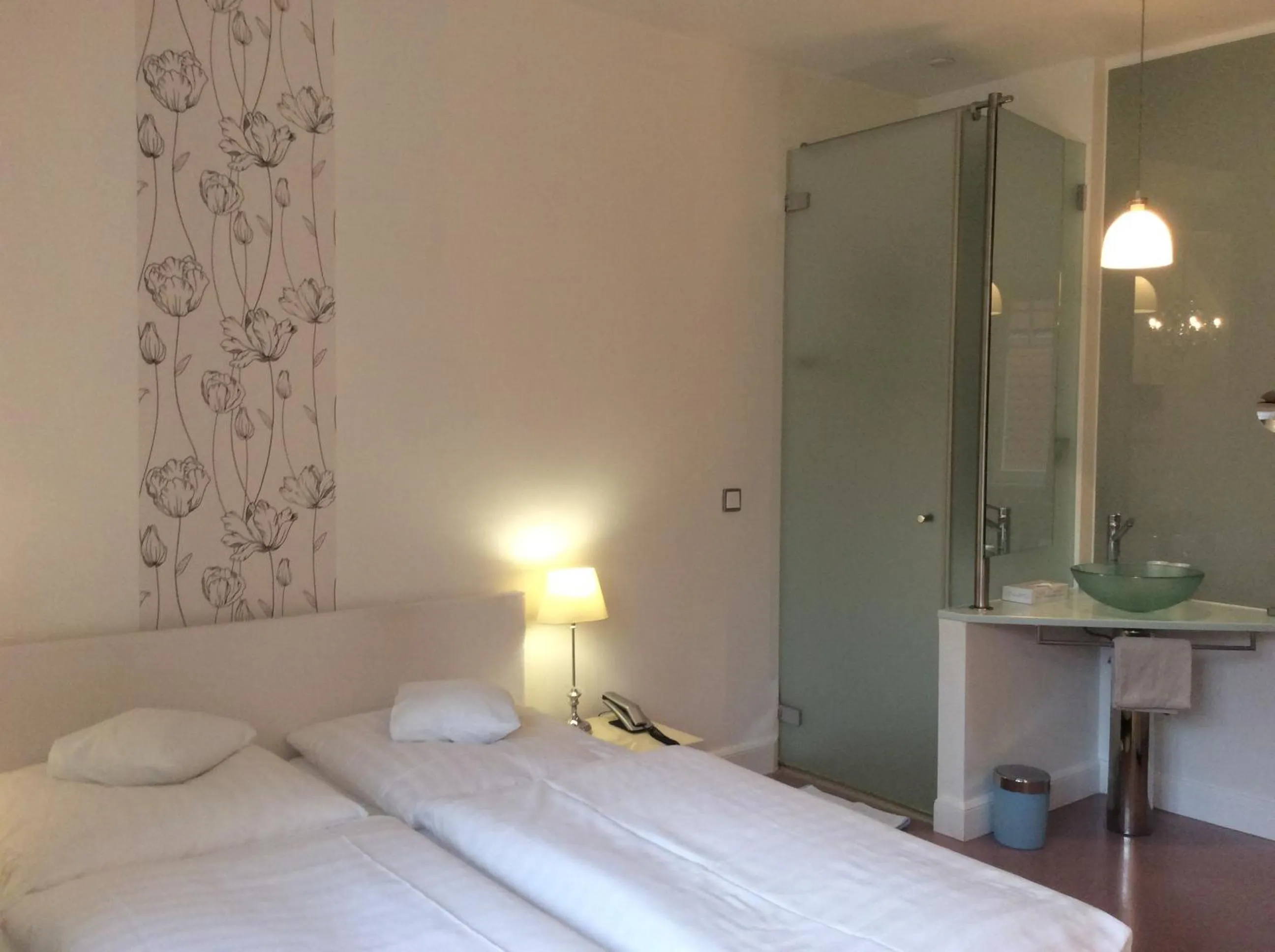 Photo of the whole room, Bed in Hotel Heidelberg Astoria