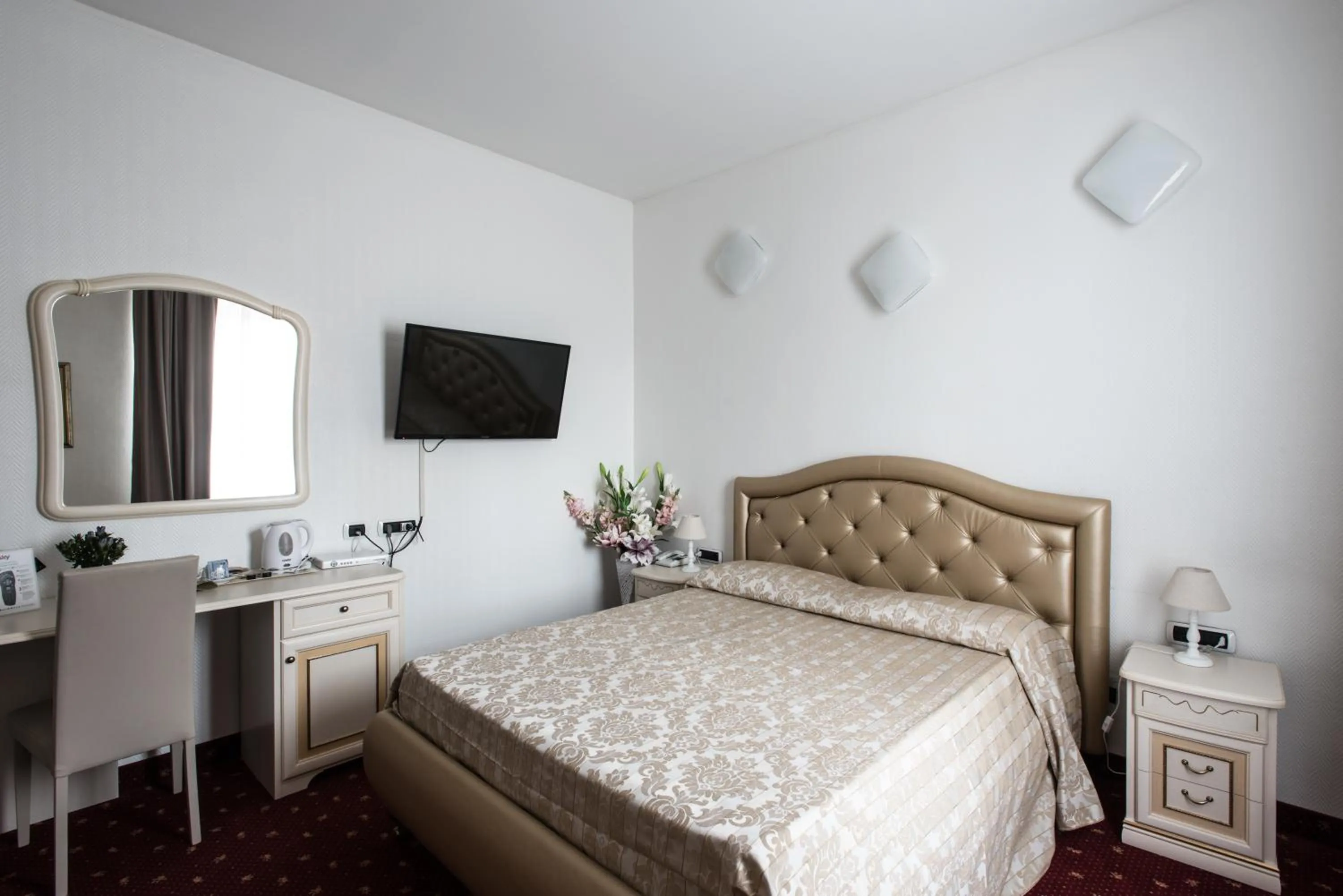 View (from property/room), Bed in Hotel Centrale