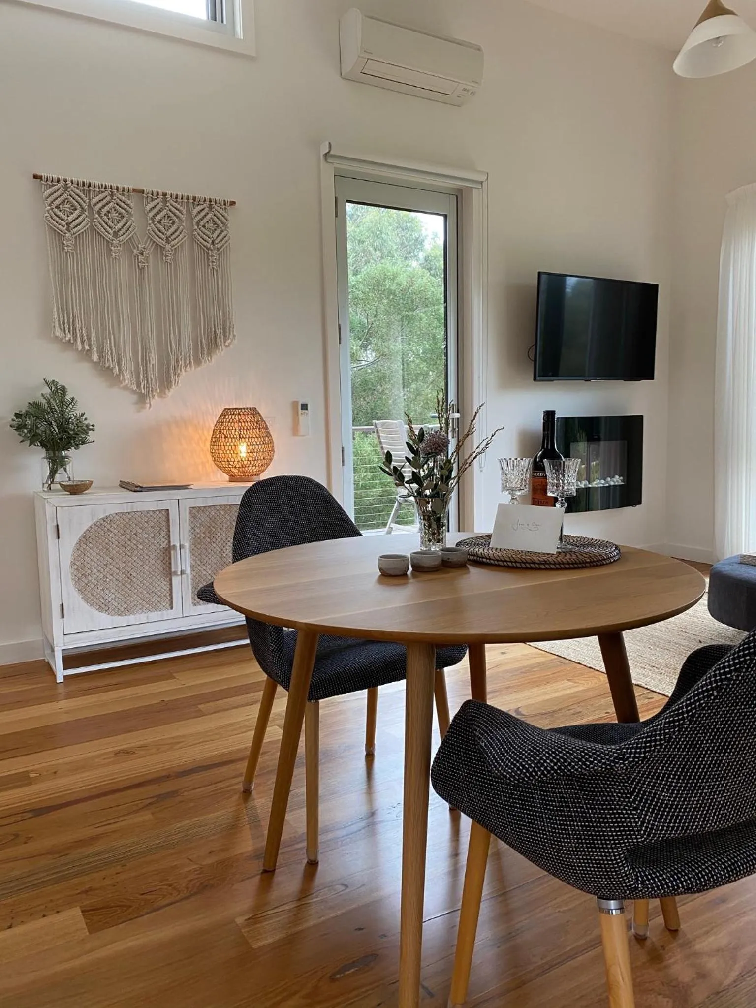 TV and multimedia in Messmates Luxury Eco Suites