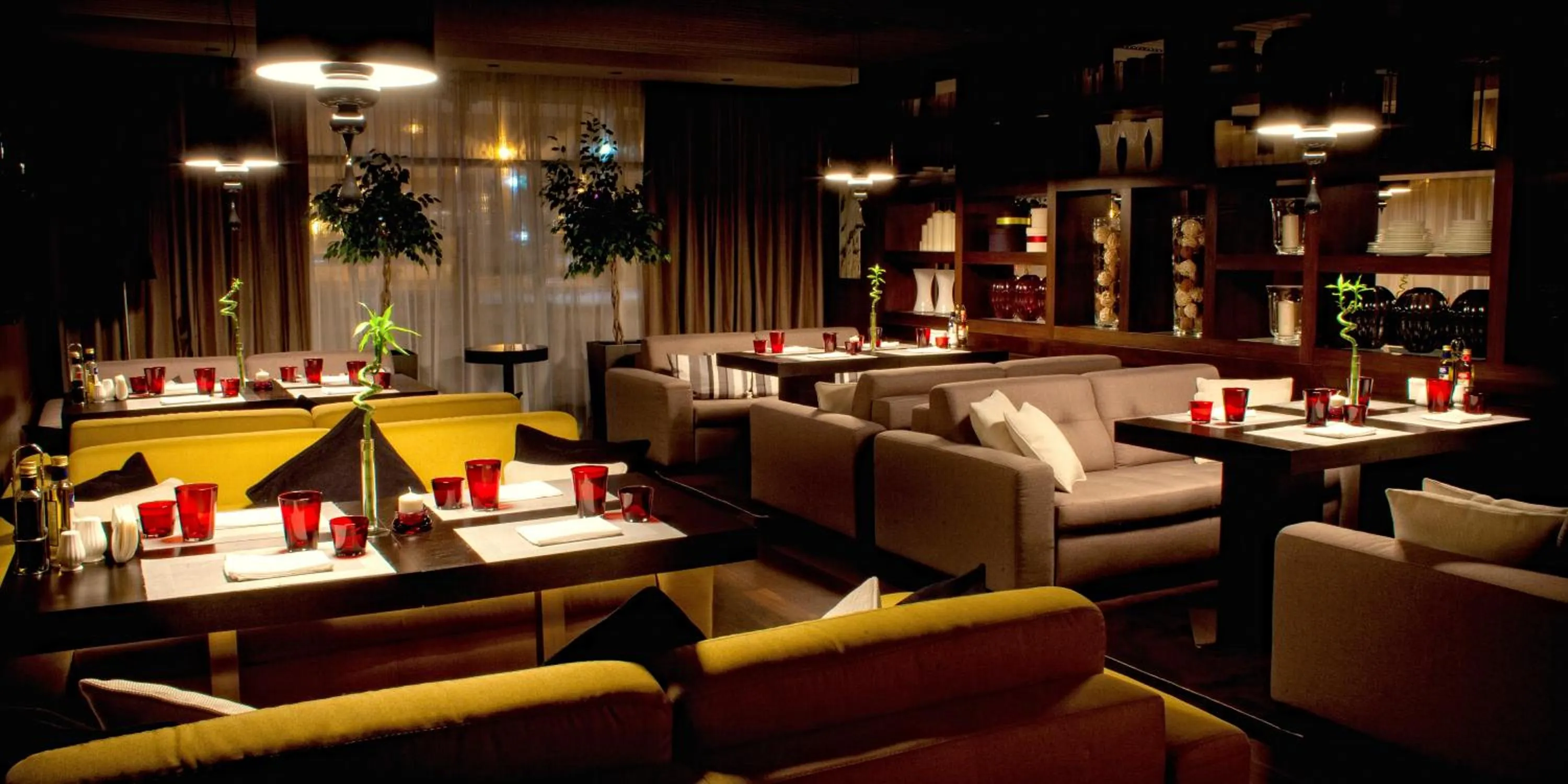 Restaurant/places to eat in Voyage Hotel