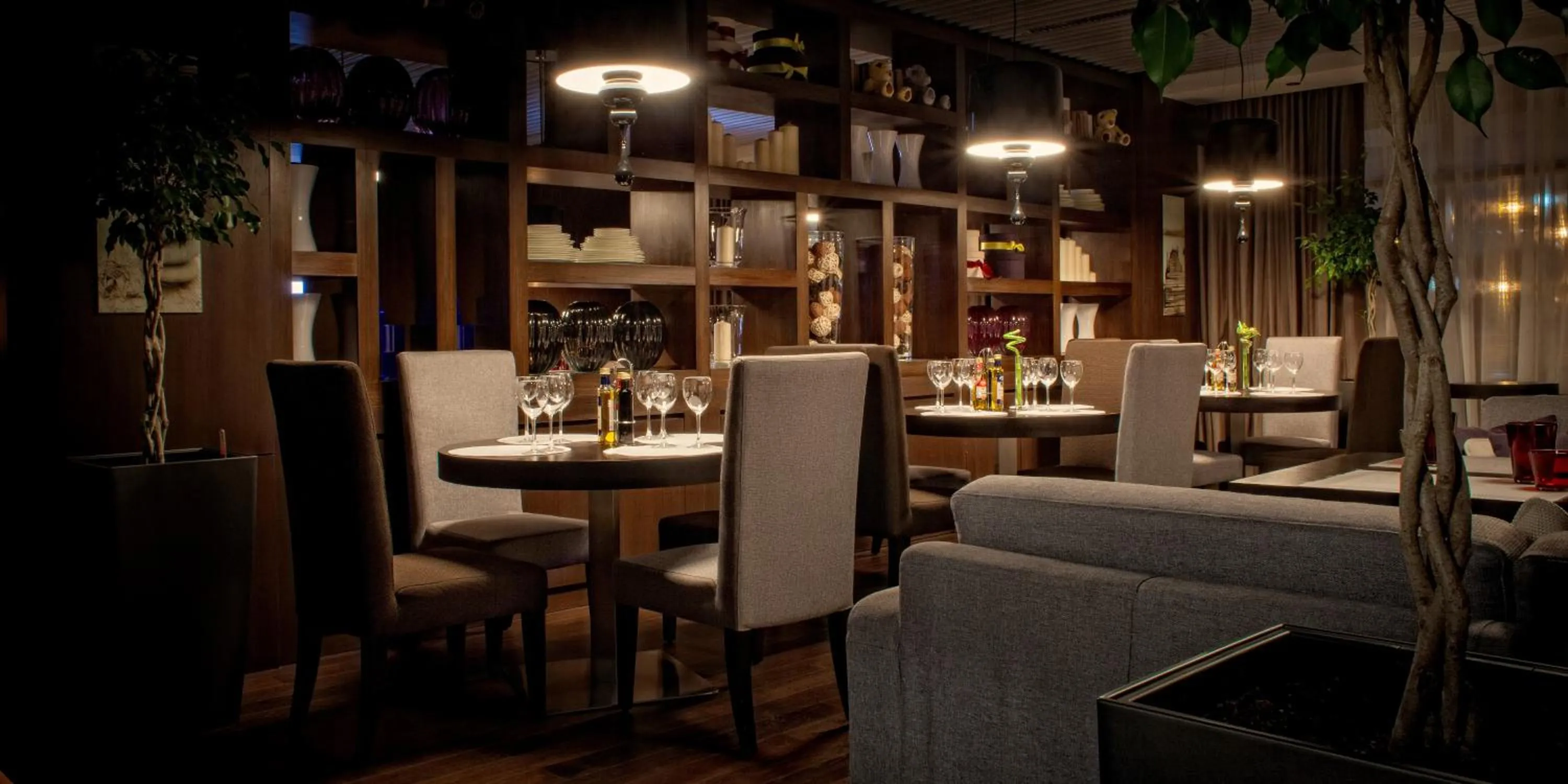Restaurant/places to eat in Voyage Hotel