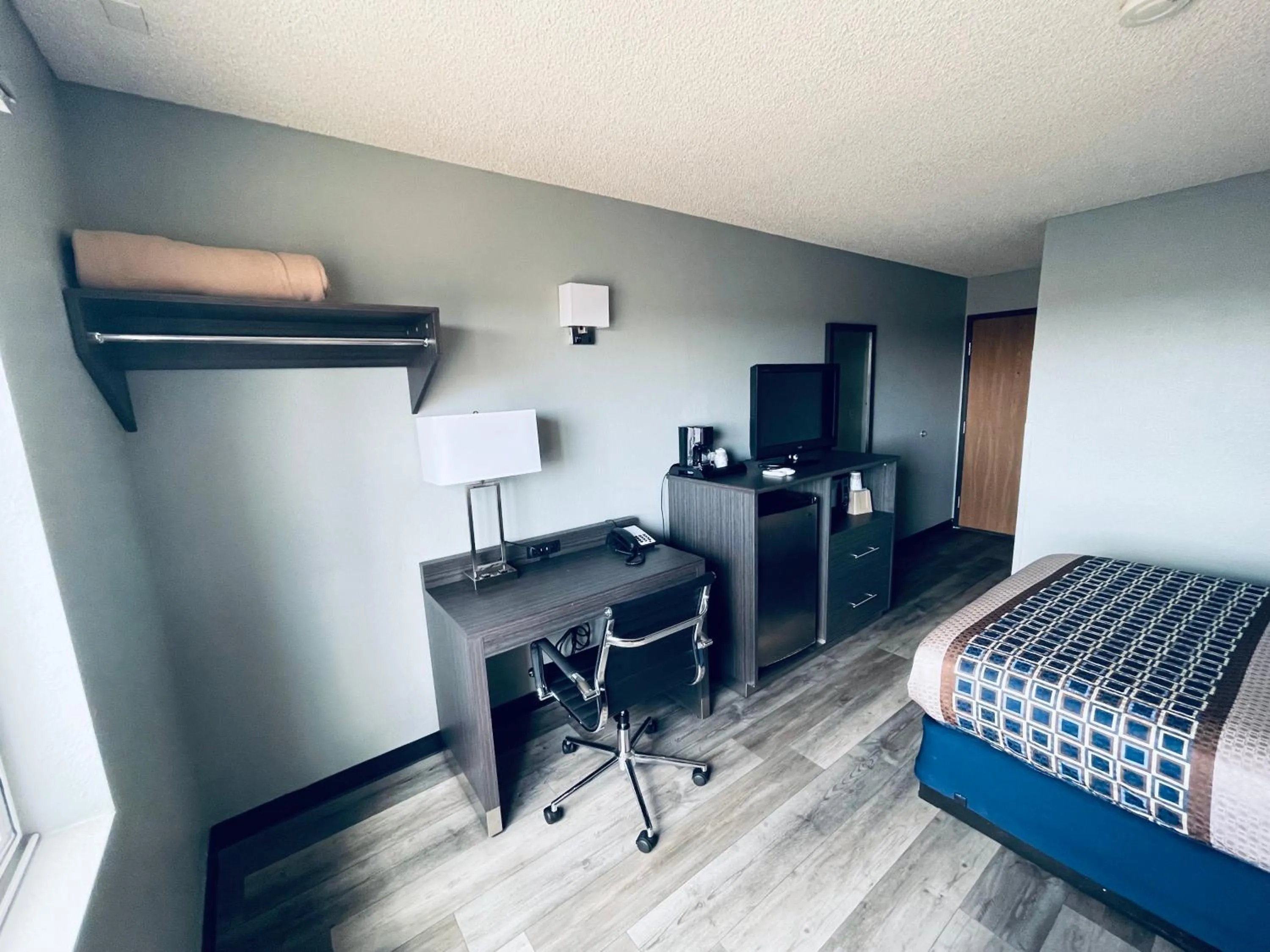 TV and multimedia, Bed in Americas Choice Inn & Suites