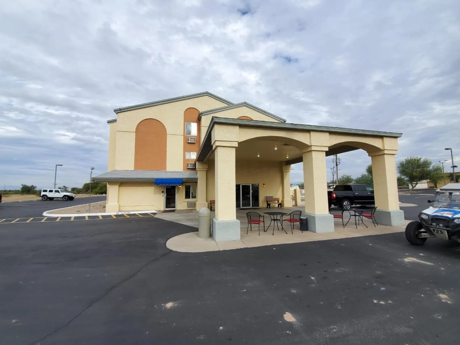 Property building in Americas Choice Inn & Suites