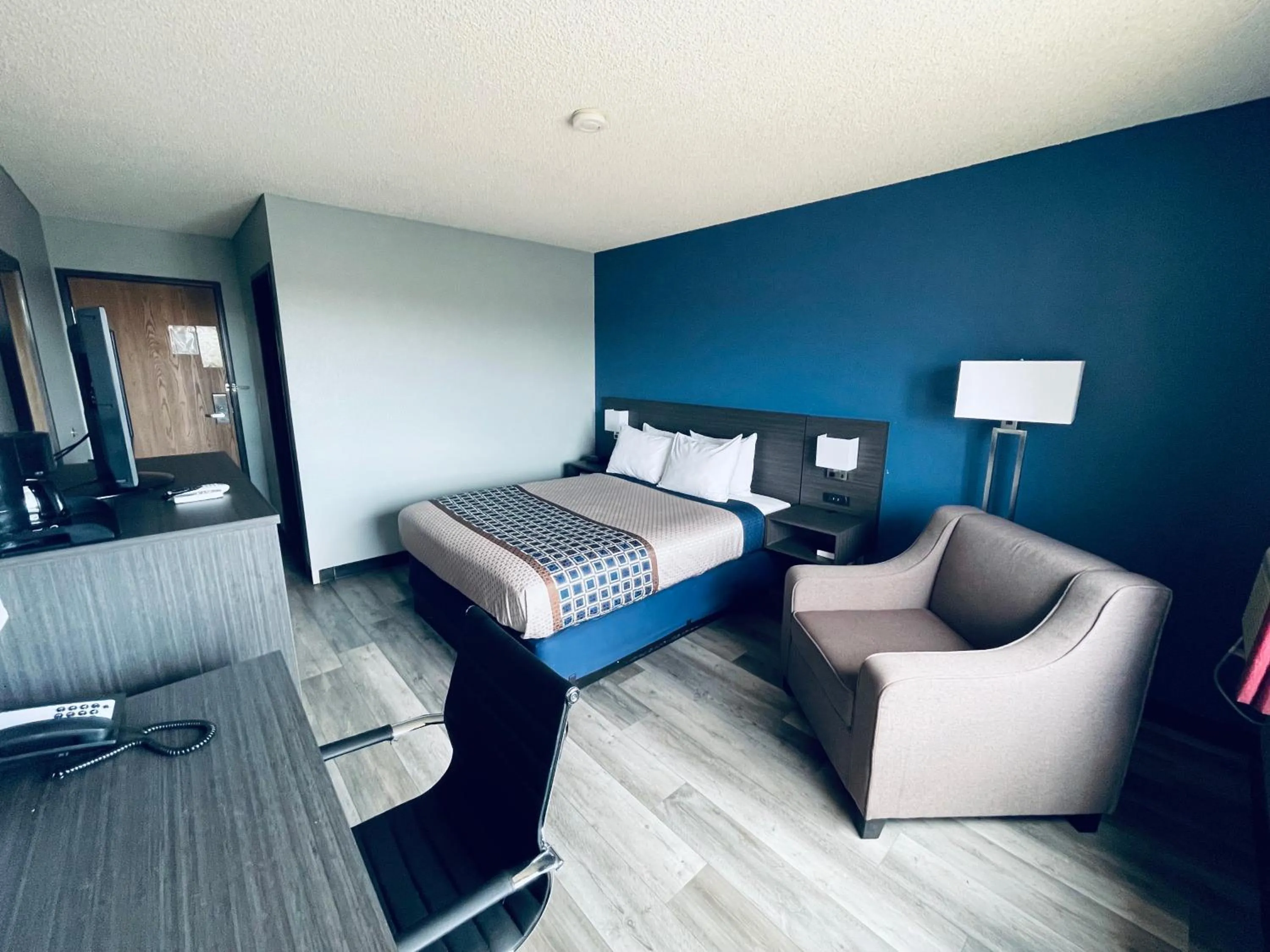 Bed in Americas Choice Inn & Suites