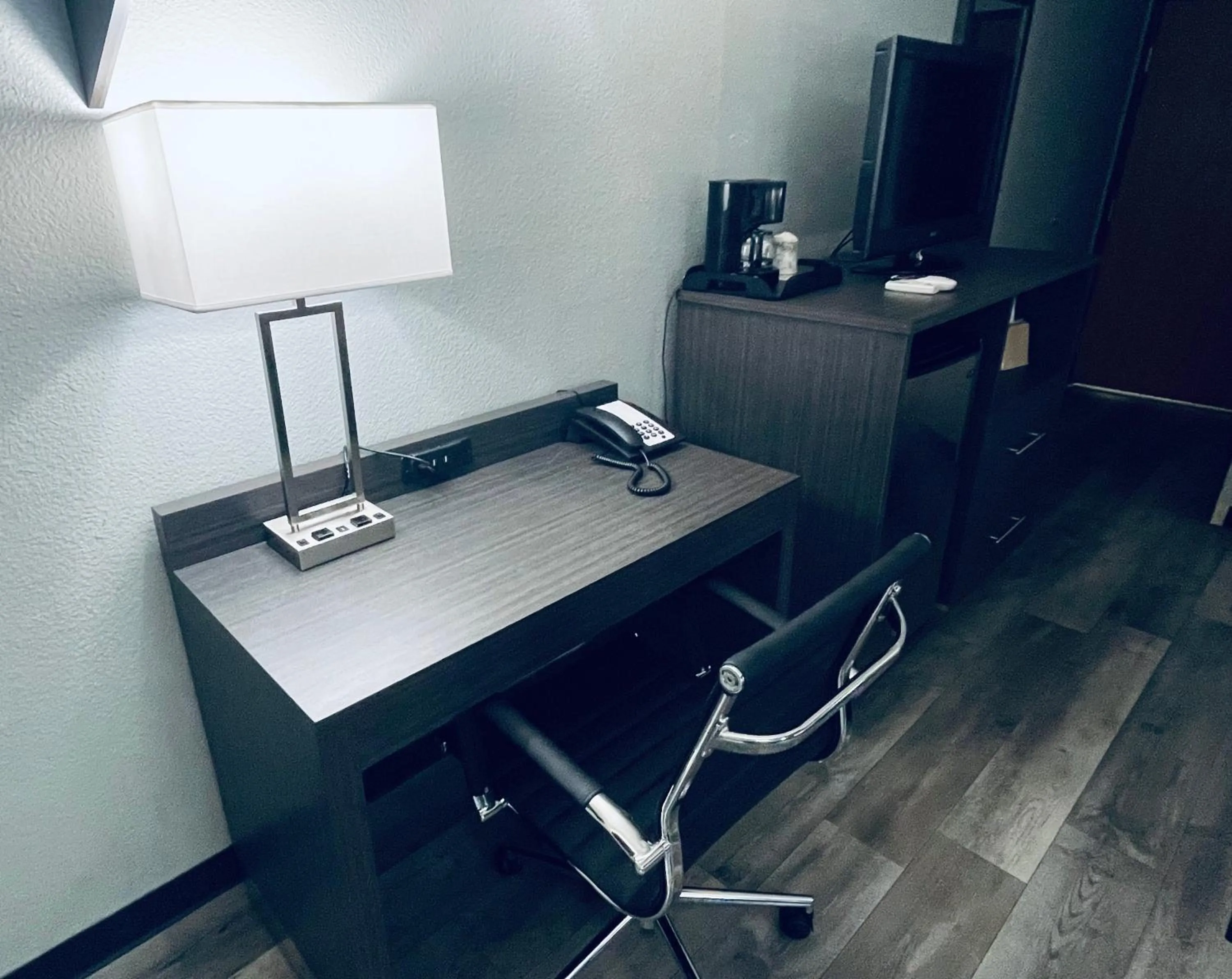 hair dresser in Americas Choice Inn & Suites