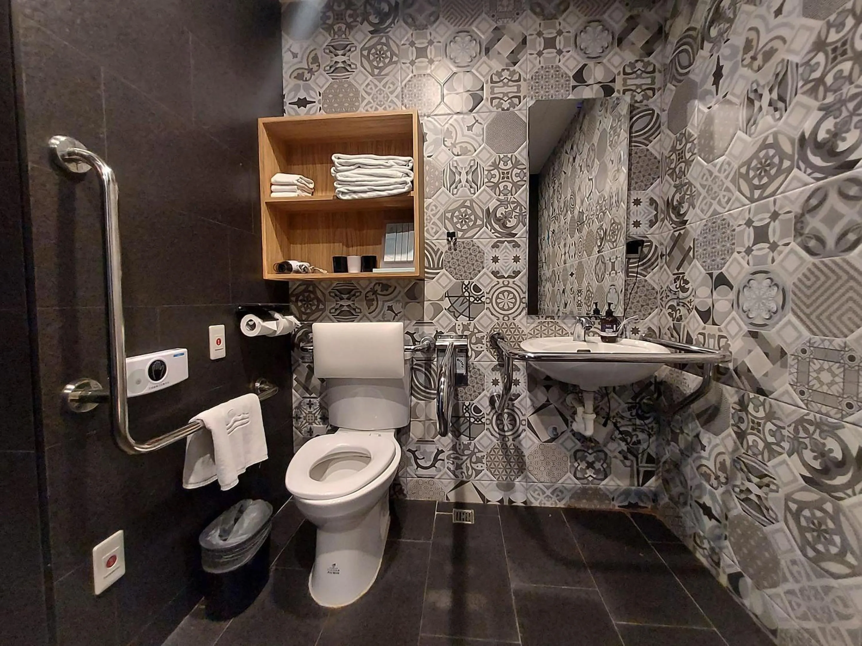 Bathroom in Royal Roi Hotel