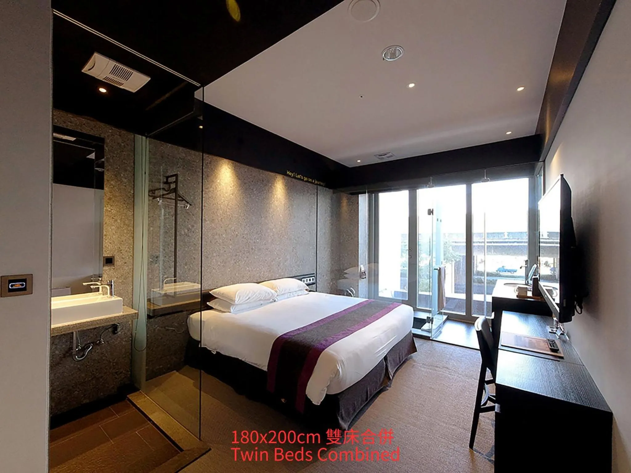 Photo of the whole room, Bed in Royal Roi Hotel