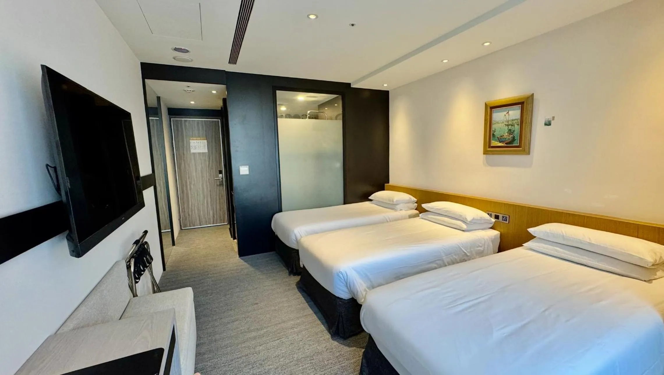 Photo of the whole room, Bed in Royal Roi Hotel