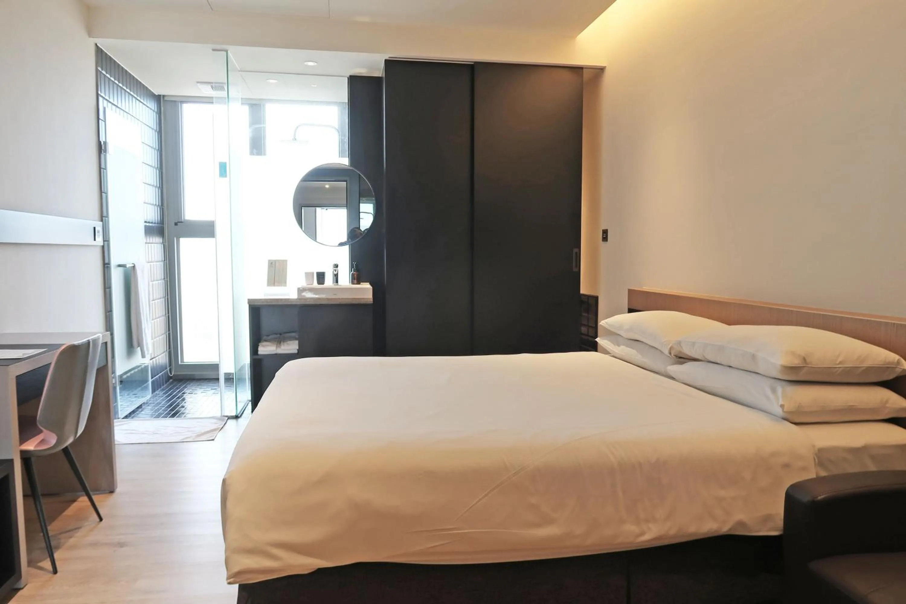 Photo of the whole room, Bed in Royal Roi Hotel