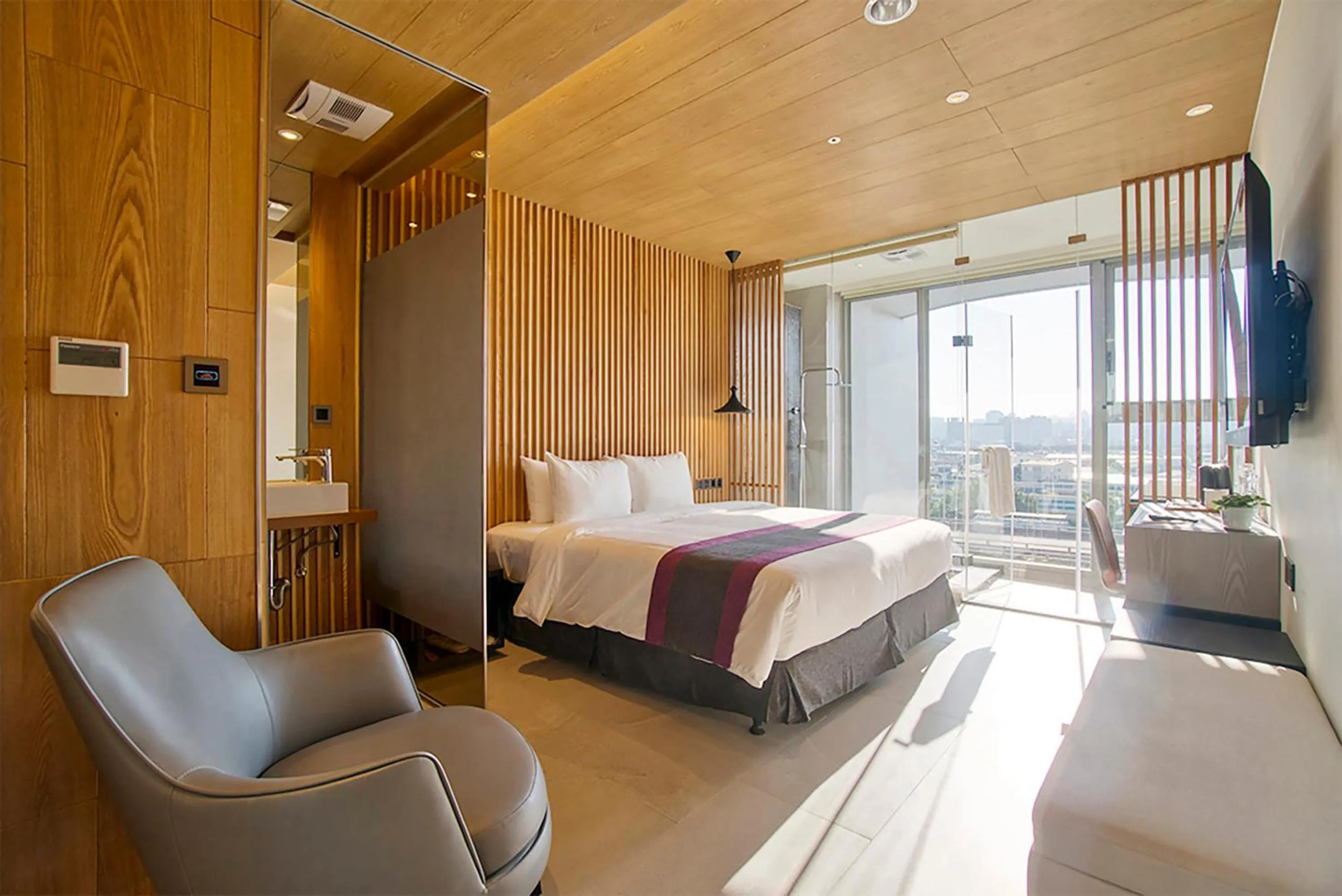 Photo of the whole room, Bed in Royal Roi Hotel