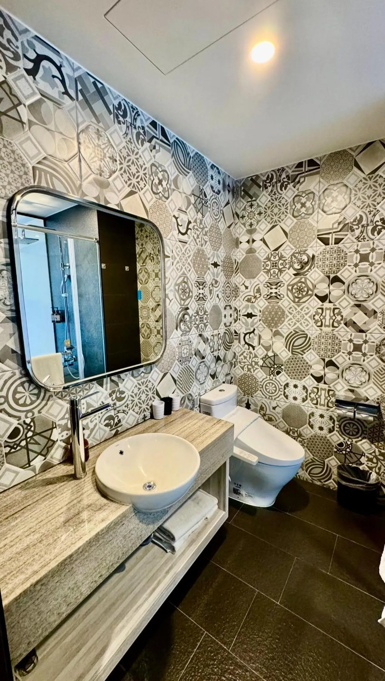 Bathroom in Royal Roi Hotel