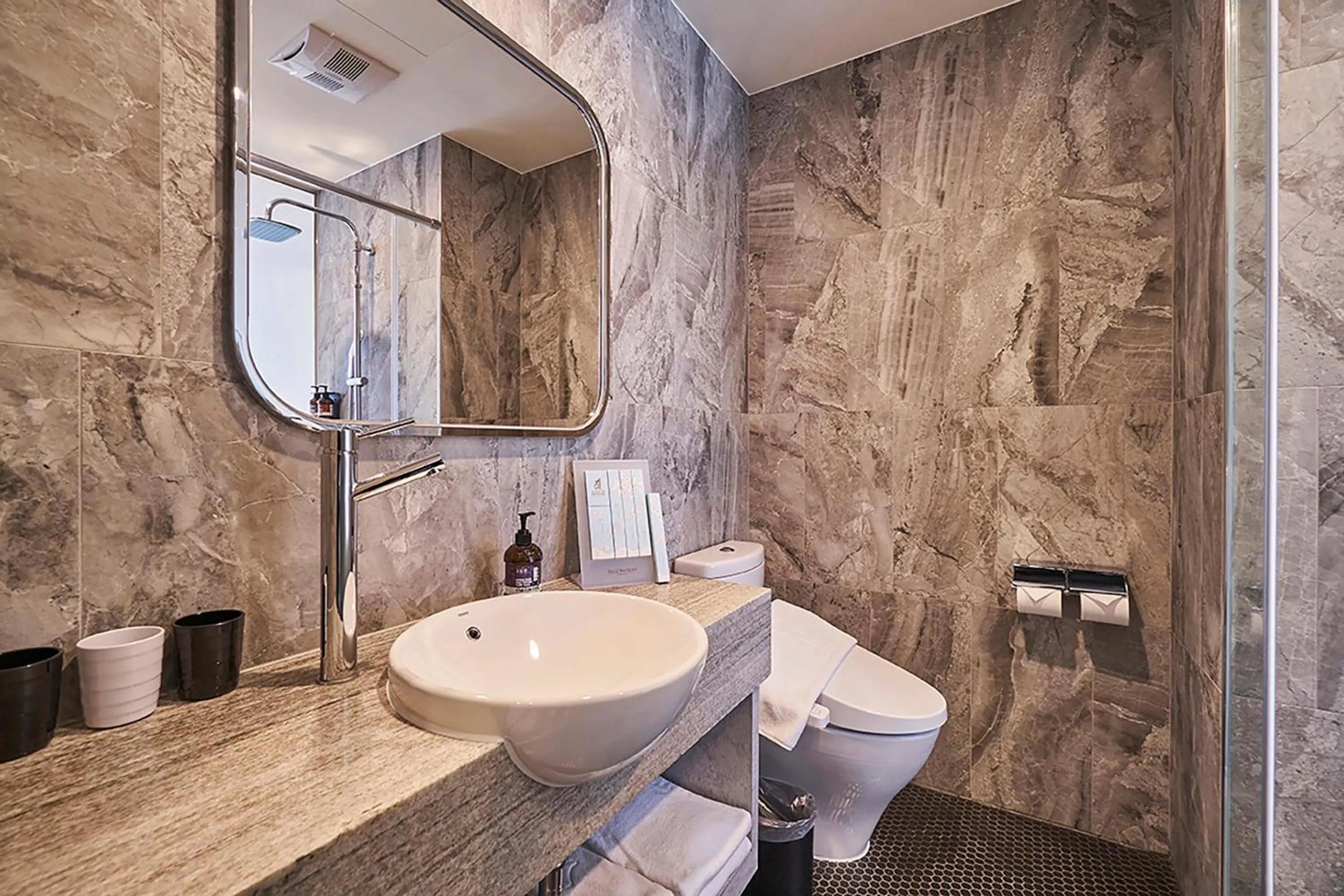 Bathroom in Royal Roi Hotel