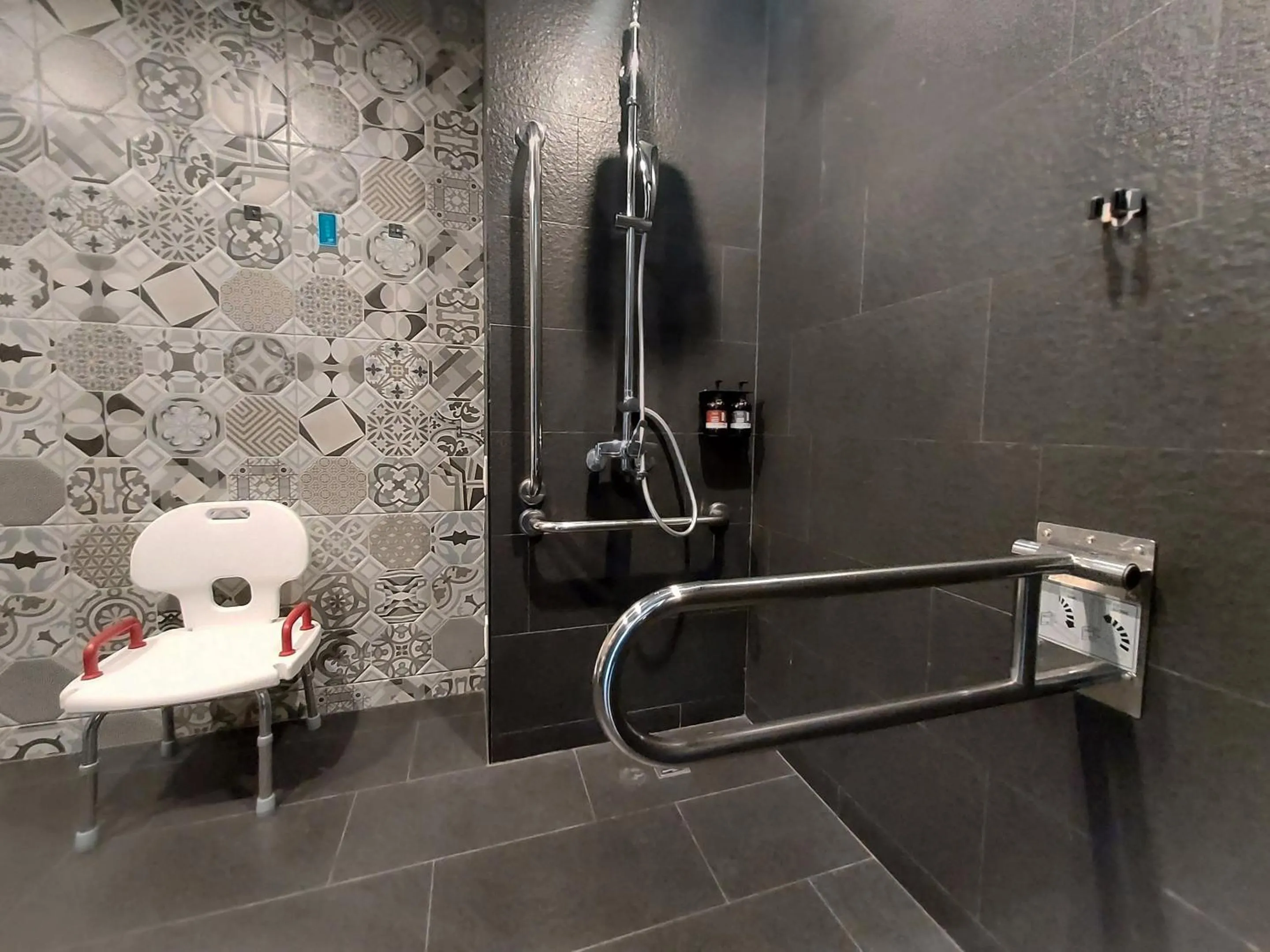 Shower in Royal Roi Hotel