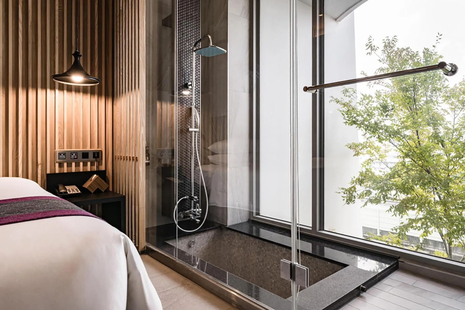 Bathroom, Bed in Royal Roi Hotel