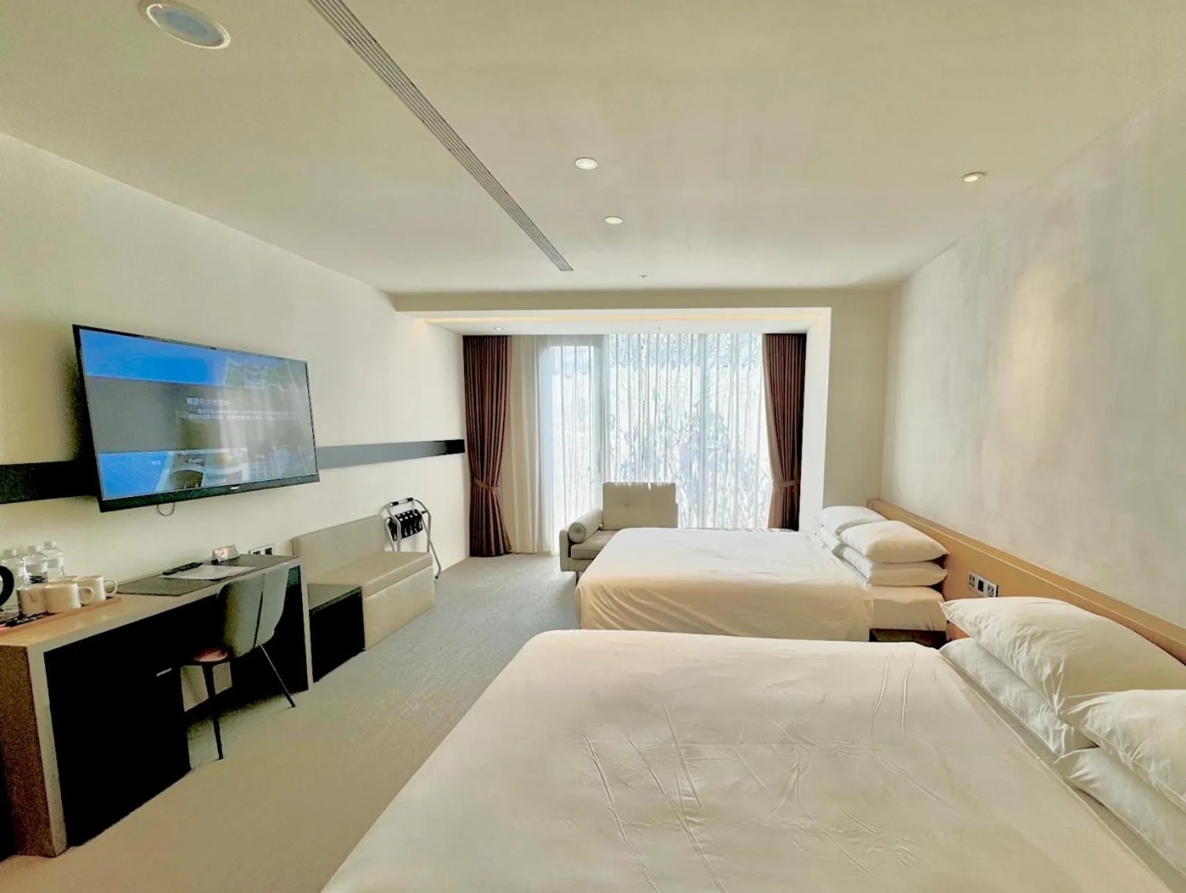 Photo of the whole room, Bed in Royal Roi Hotel