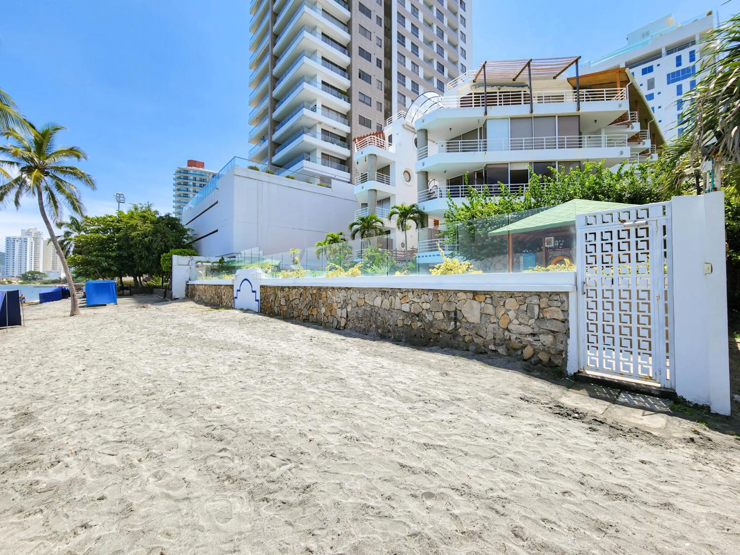 Property building in Apartamento con acceso directo a la playa - Bedviajes