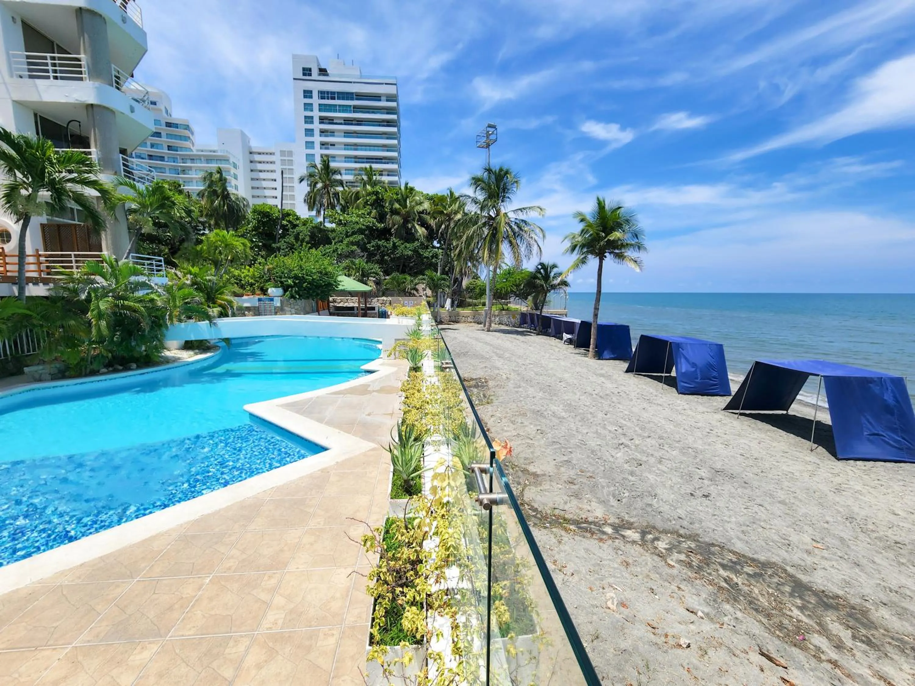Swimming pool in Apartamento con acceso directo a la playa - Bedviajes