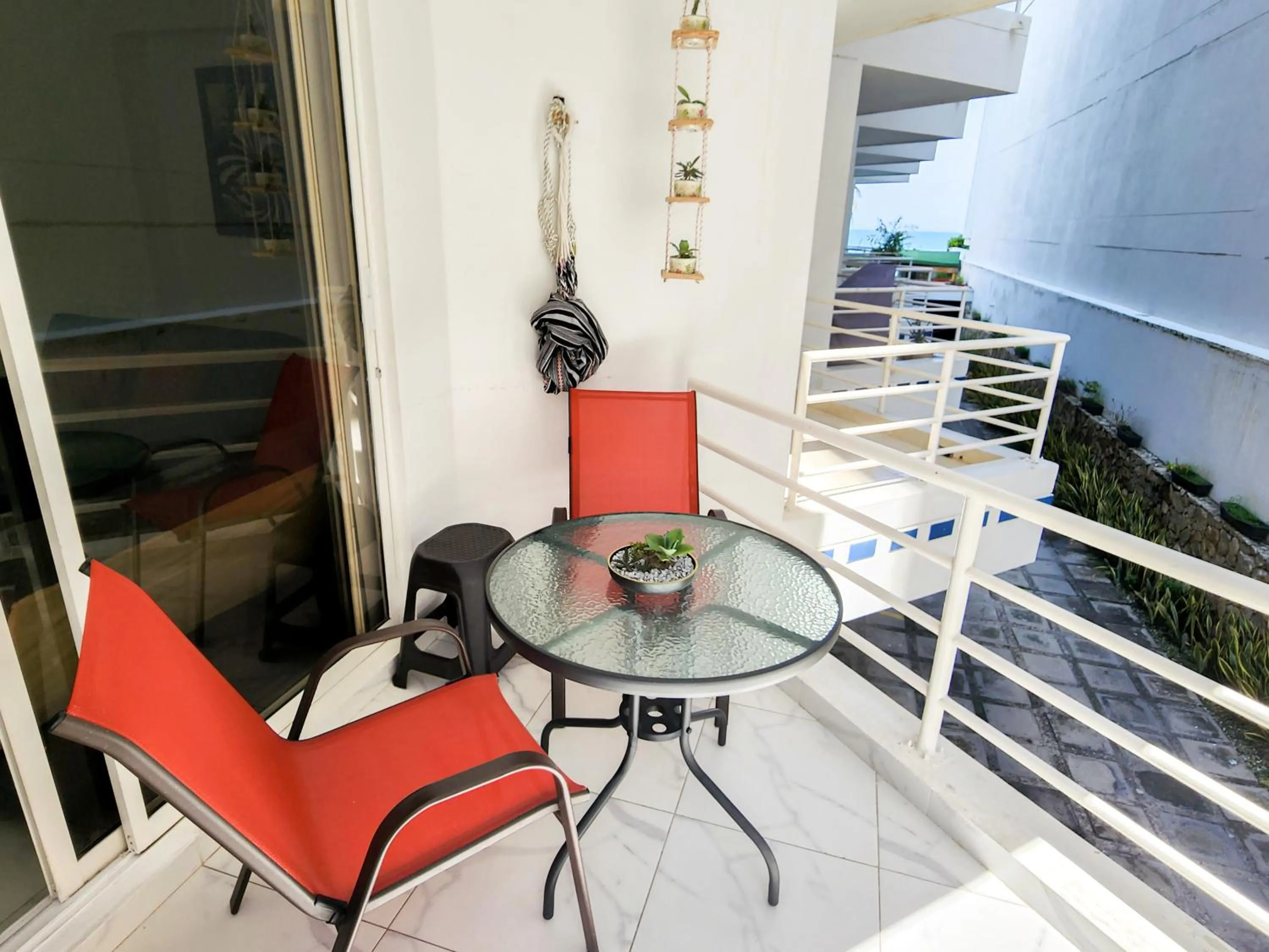 Balcony/Terrace in Apartamento con acceso directo a la playa - Bedviajes
