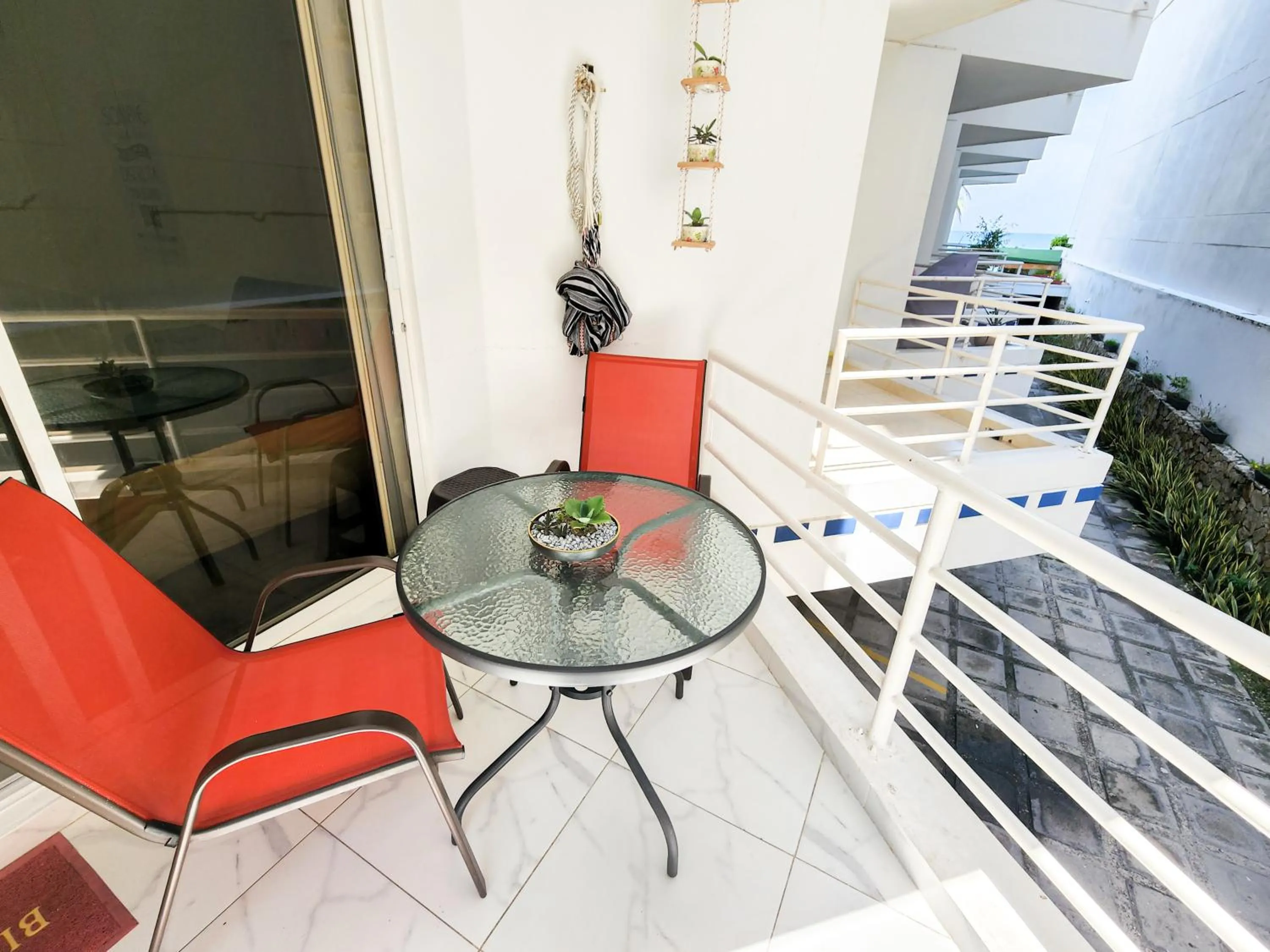 Balcony/Terrace in Apartamento con acceso directo a la playa - Bedviajes