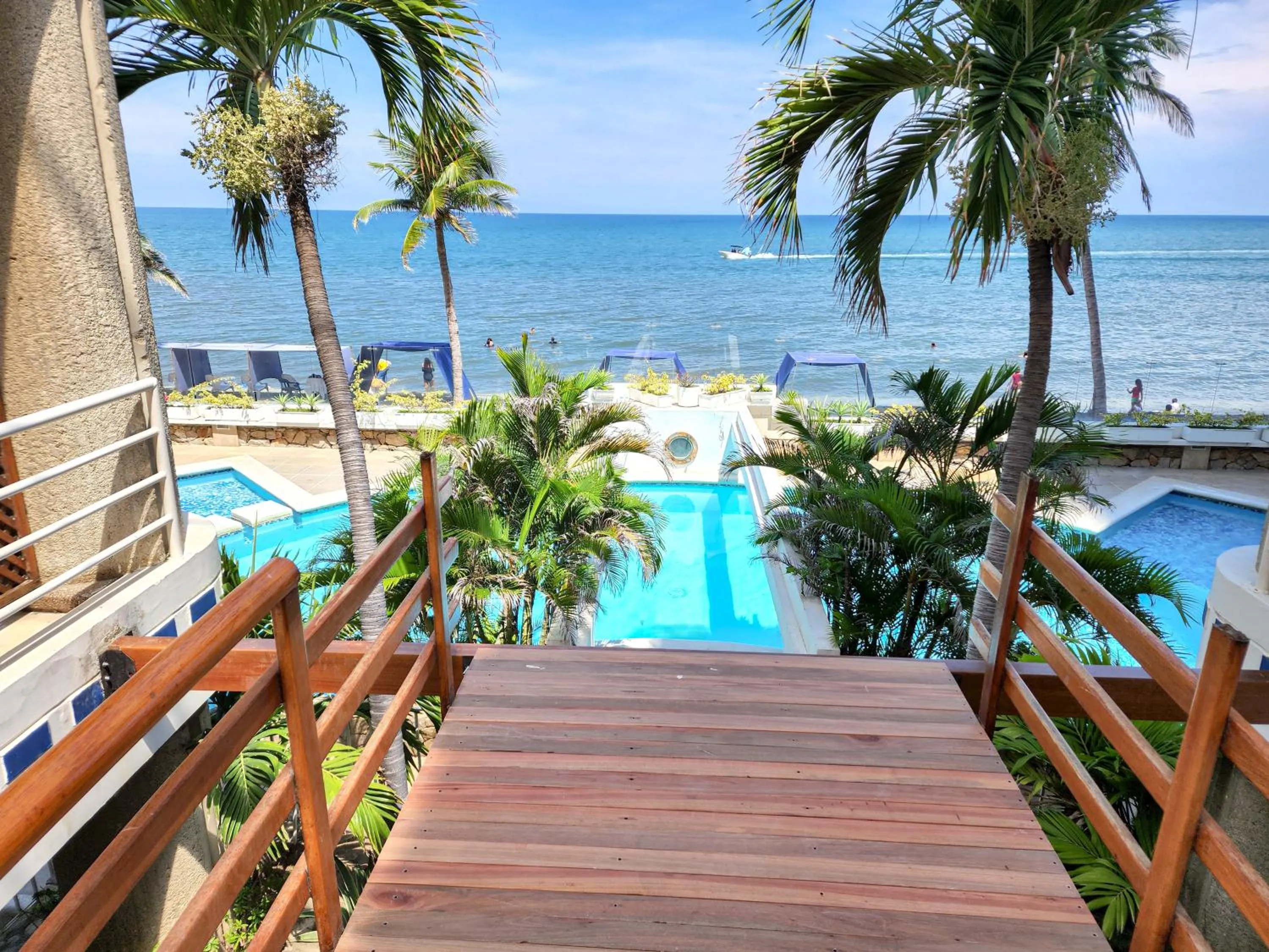 Swimming pool in Apartamento con acceso directo a la playa - Bedviajes