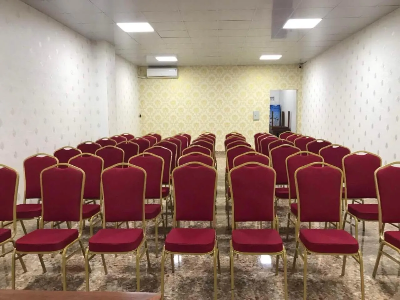 Communal lounge/ TV room in KHÁCH SẠN MỸ NGỌC