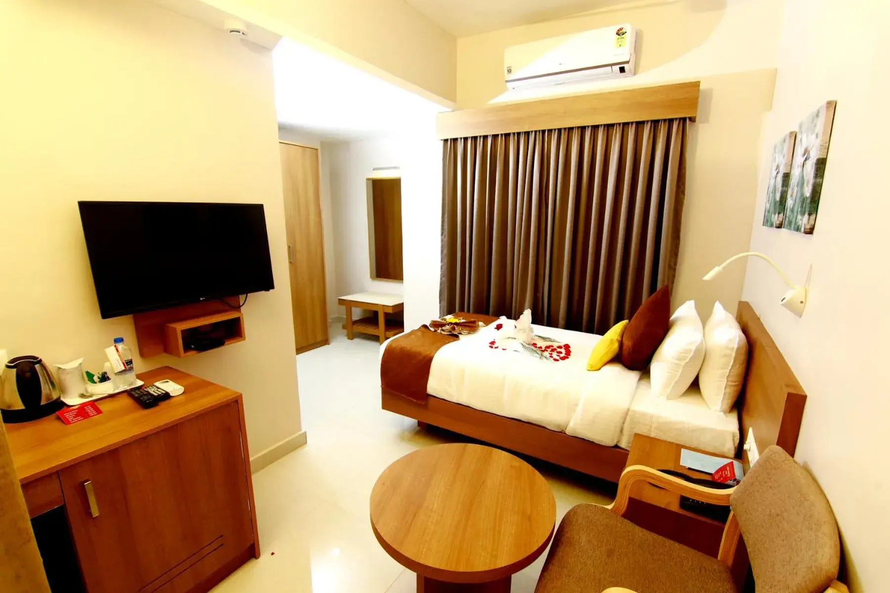 TV and multimedia, Bed in HOTEL PANACEA VENTURES TV and multimedia, Bed in HOTEL PANACEA VENTURES