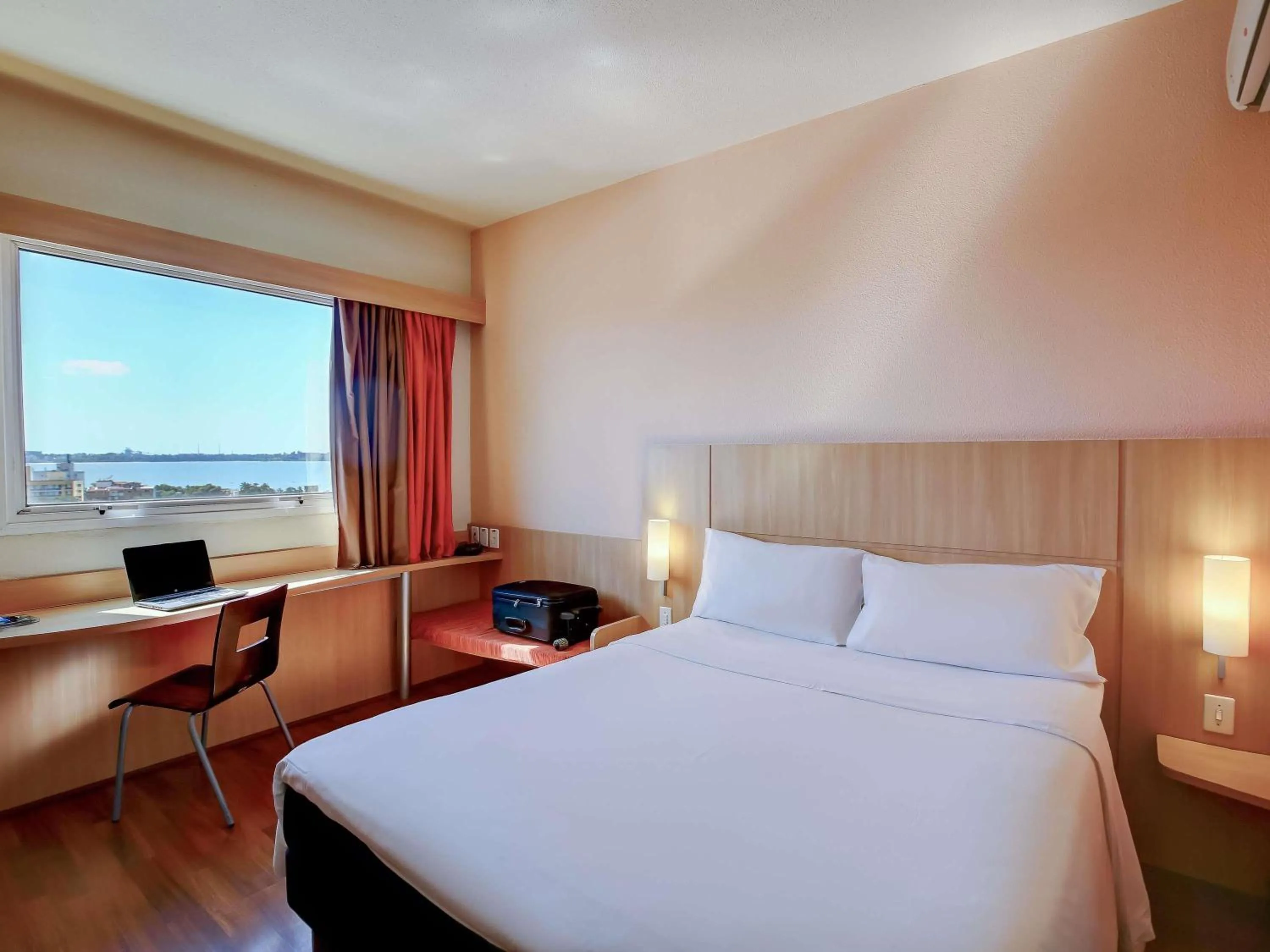 Bedroom, Bed in ibis Vitoria Praia do Canto