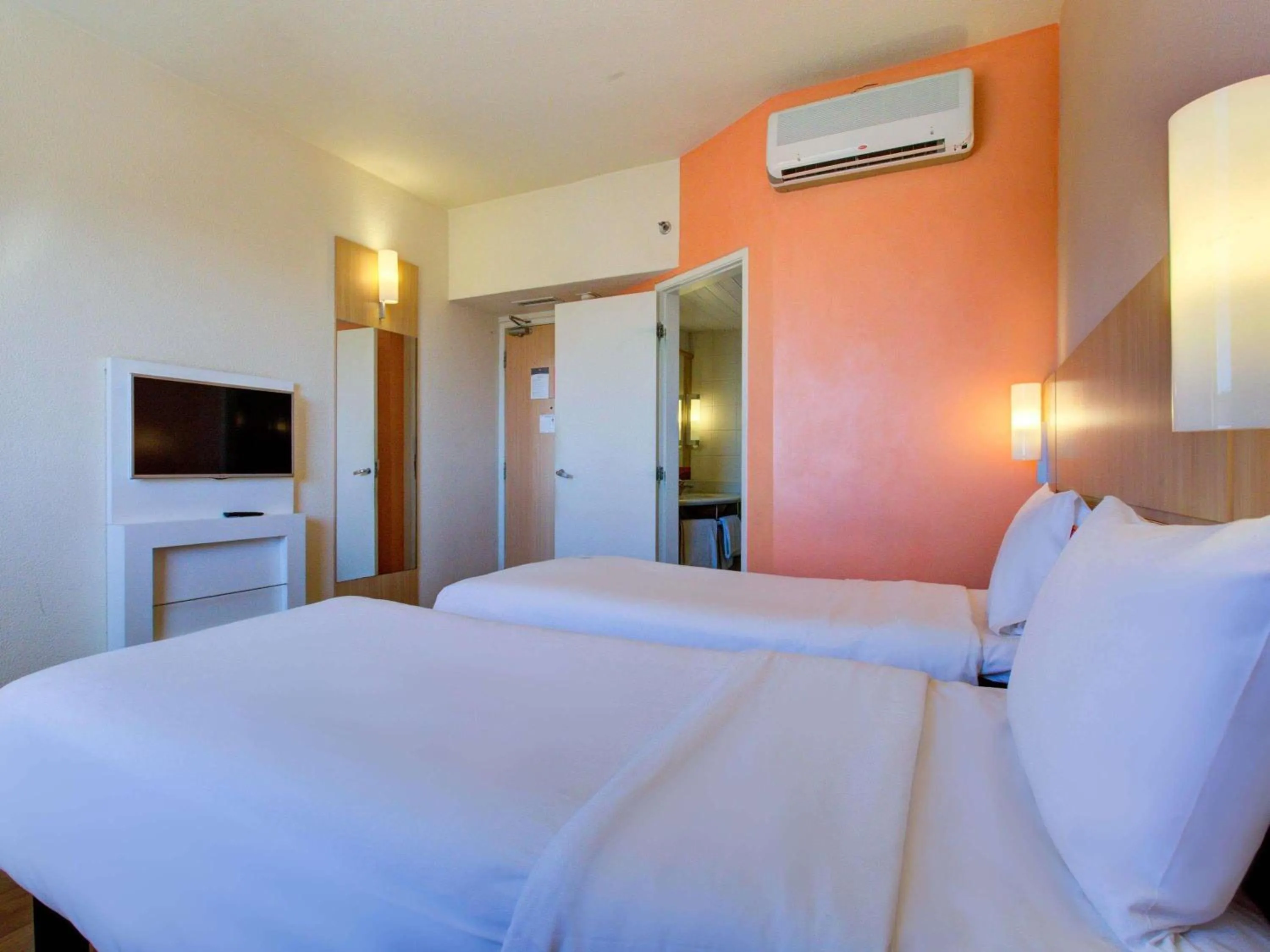 Bedroom, Bed in ibis Vitoria Praia do Canto