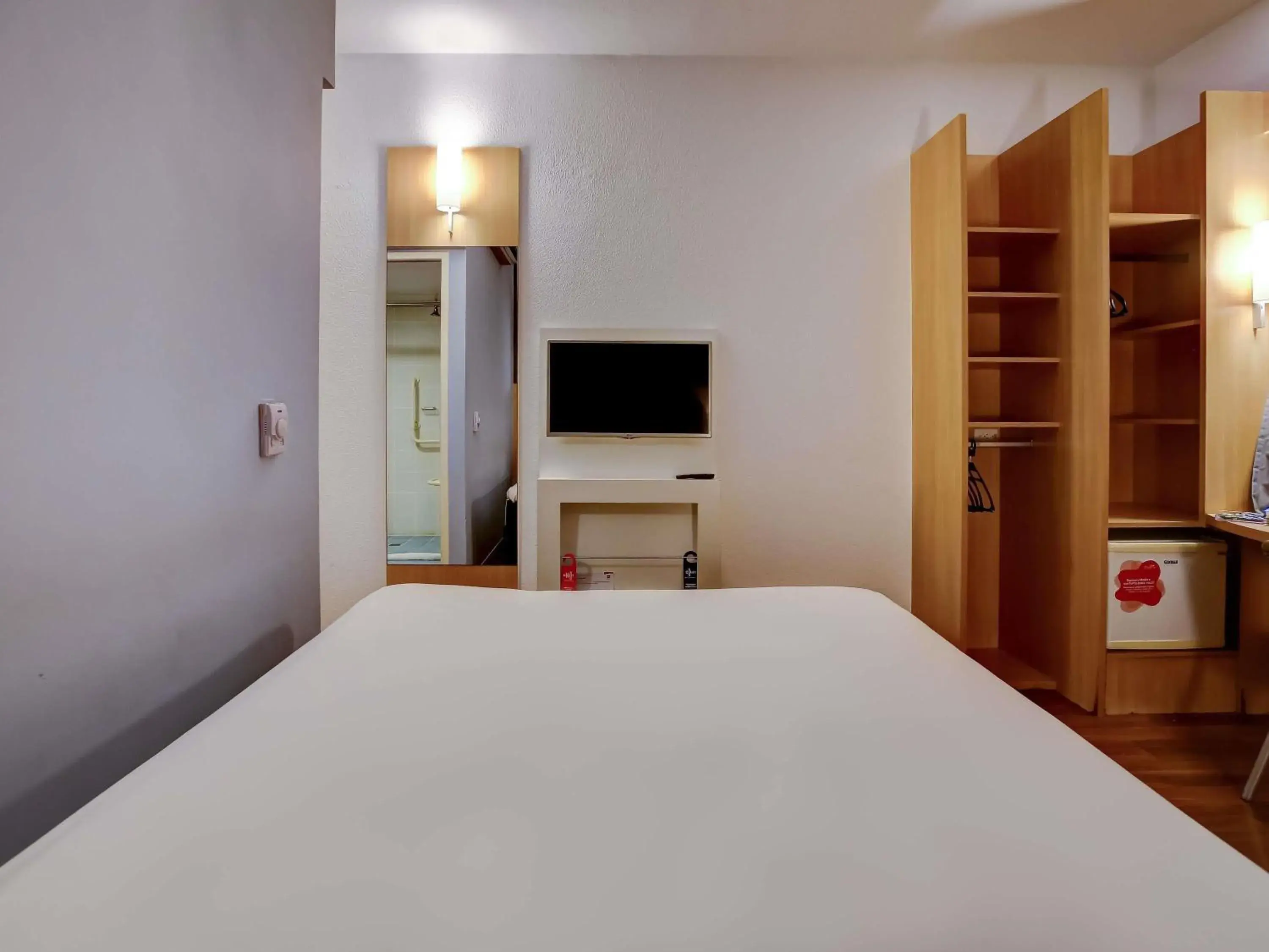 Bedroom, Bed in ibis Vitoria Praia do Canto Bedroom, Bed in ibis Vitoria Praia do Canto