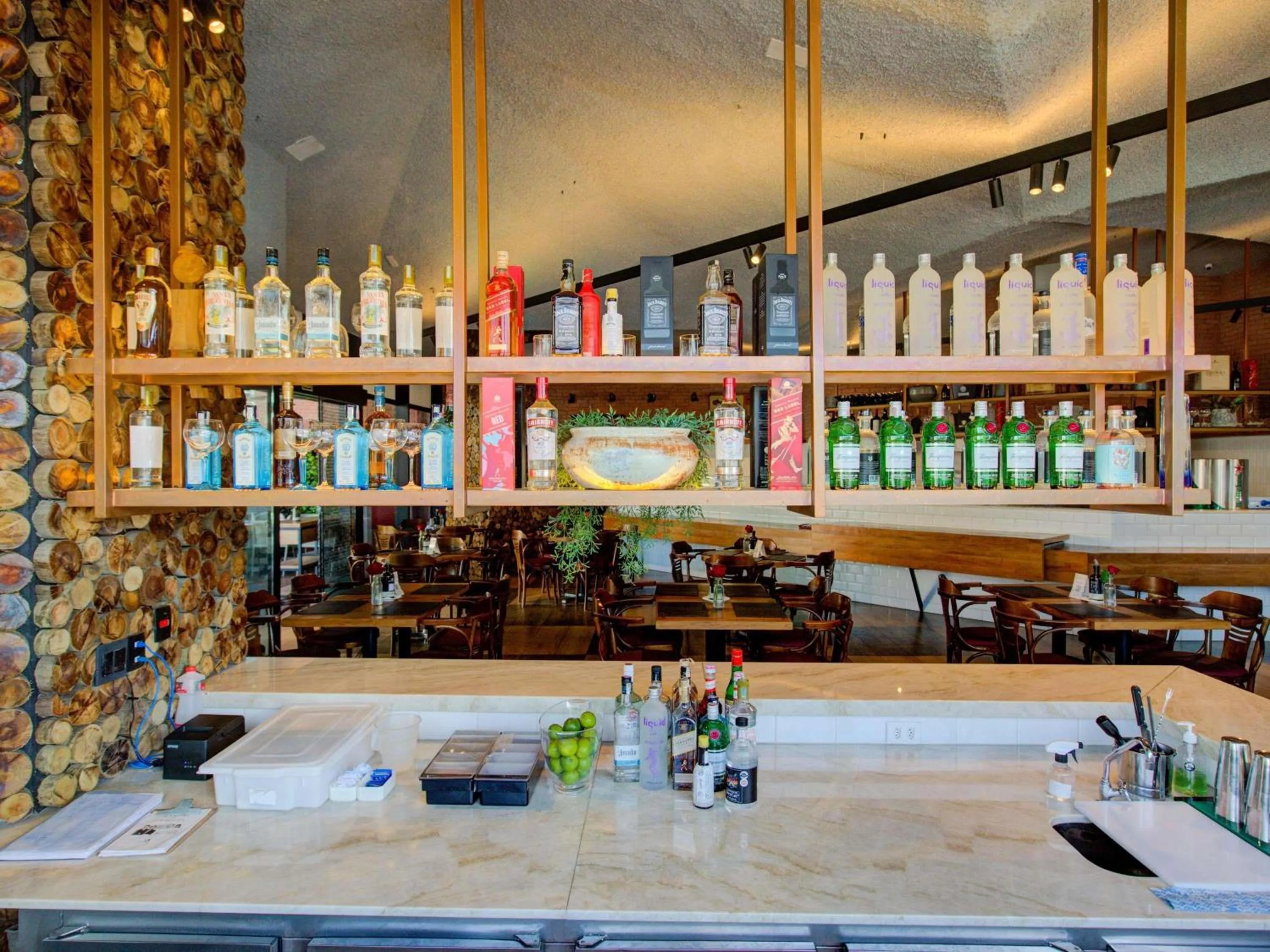 Lounge or bar in ibis Vitoria Praia do Canto