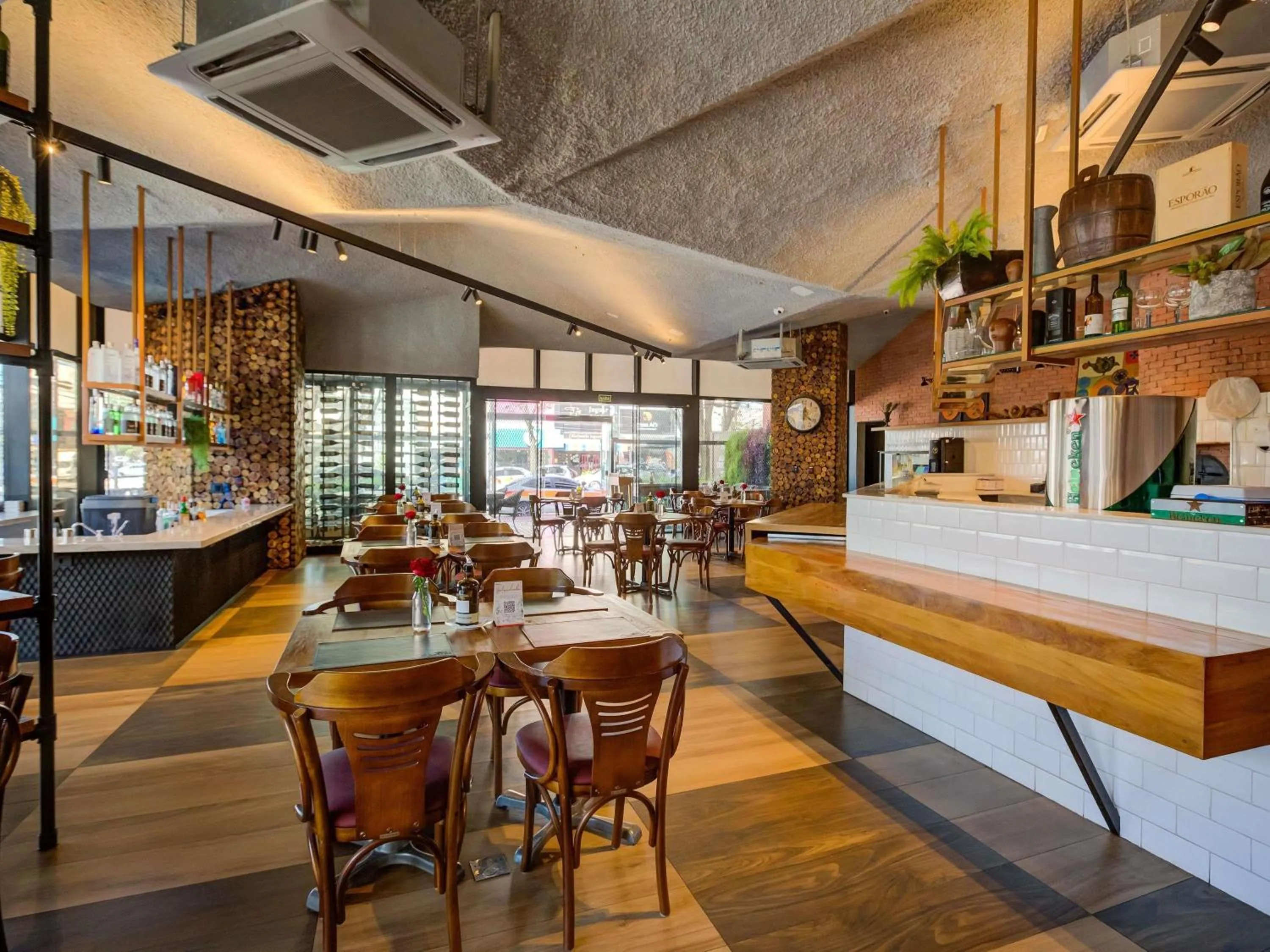 Restaurant/places to eat in ibis Vitoria Praia do Canto