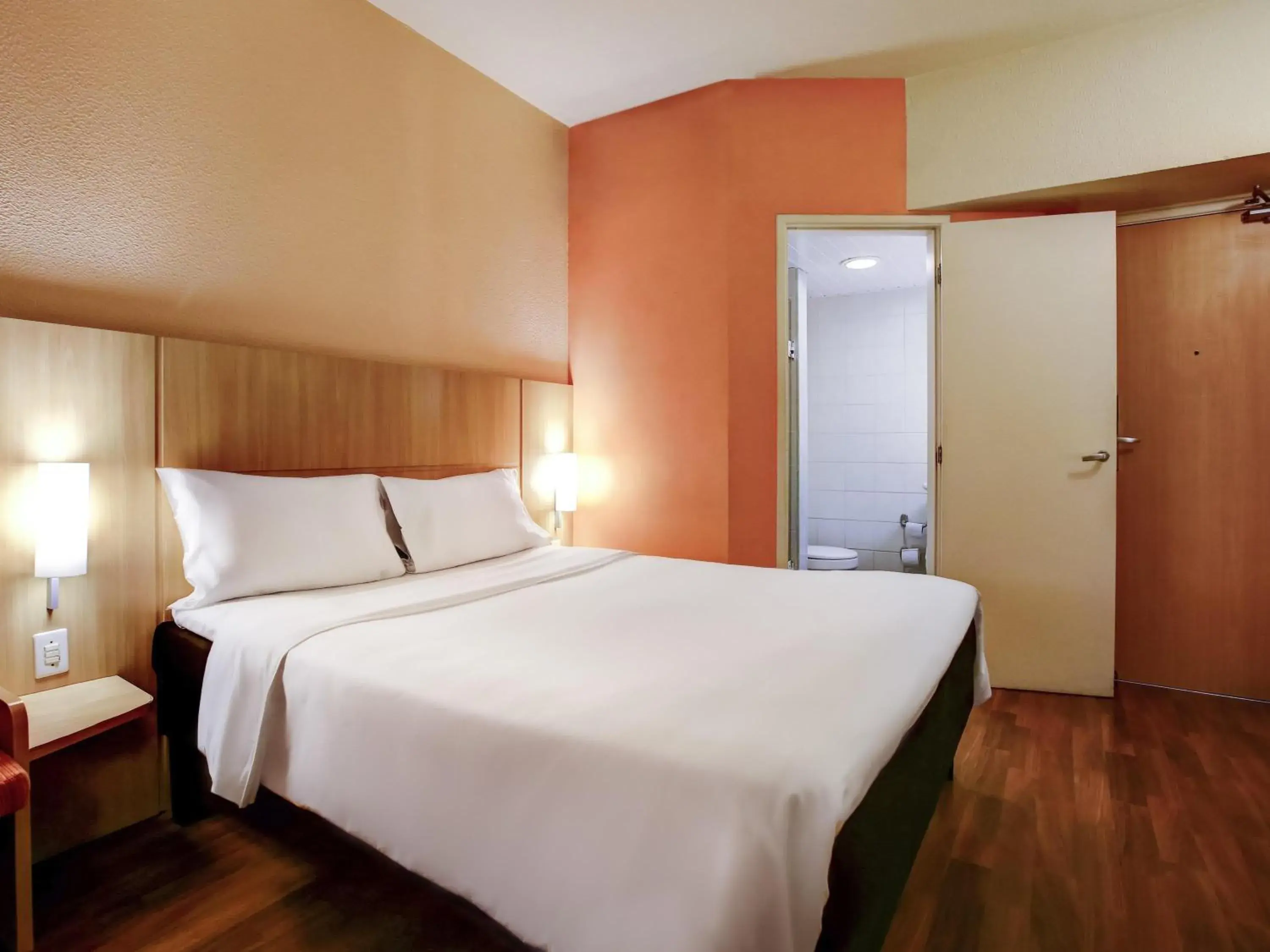 Standard One Double Bed in ibis Vitoria Praia do Canto Standard One Double Bed in ibis Vitoria Praia do Canto