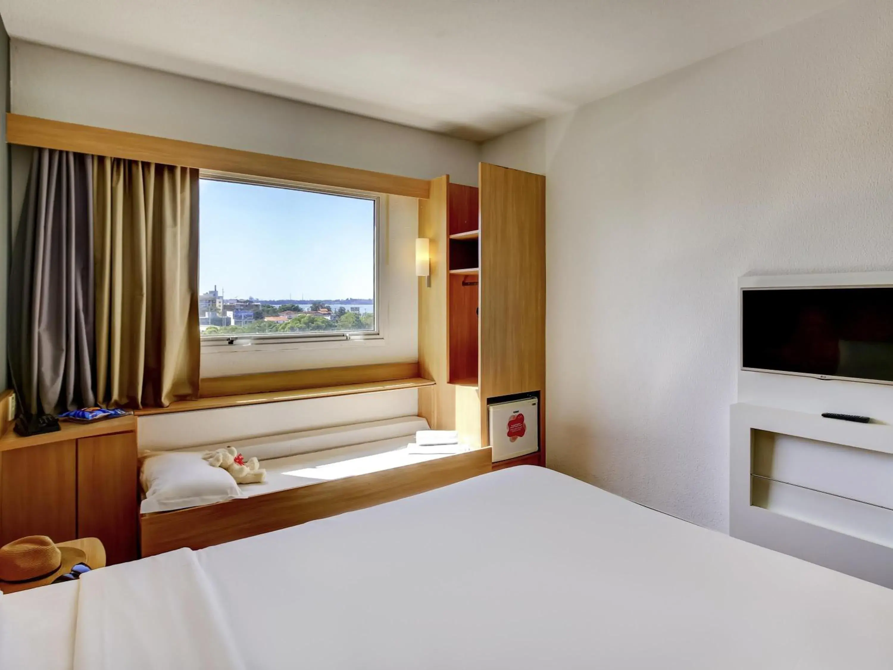 Bedroom, Bed in ibis Vitoria Praia do Canto Bedroom, Bed in ibis Vitoria Praia do Canto