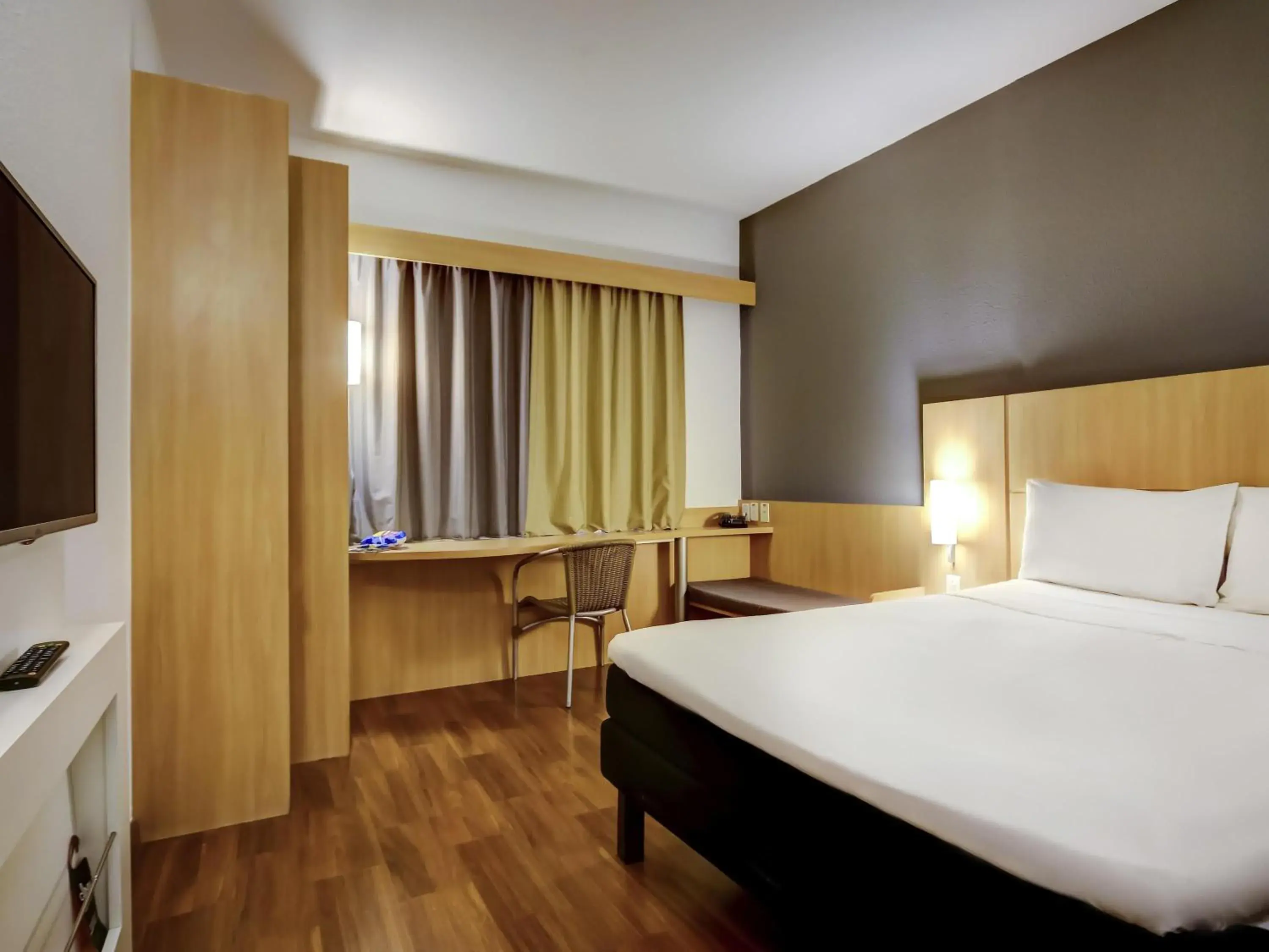 Bedroom, Bed in ibis Vitoria Praia do Canto Bedroom, Bed in ibis Vitoria Praia do Canto