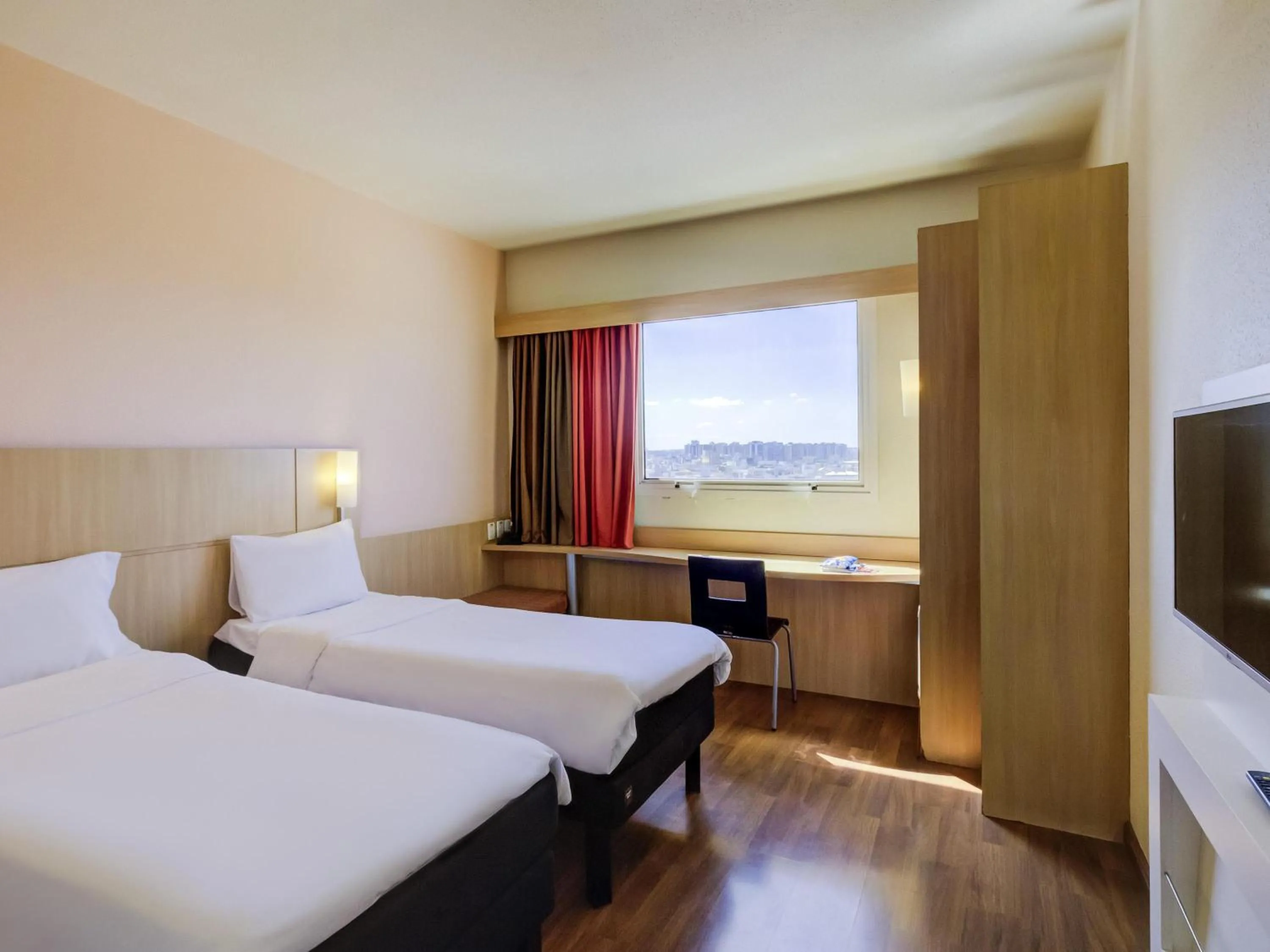 Bedroom, Bed in ibis Vitoria Praia do Canto