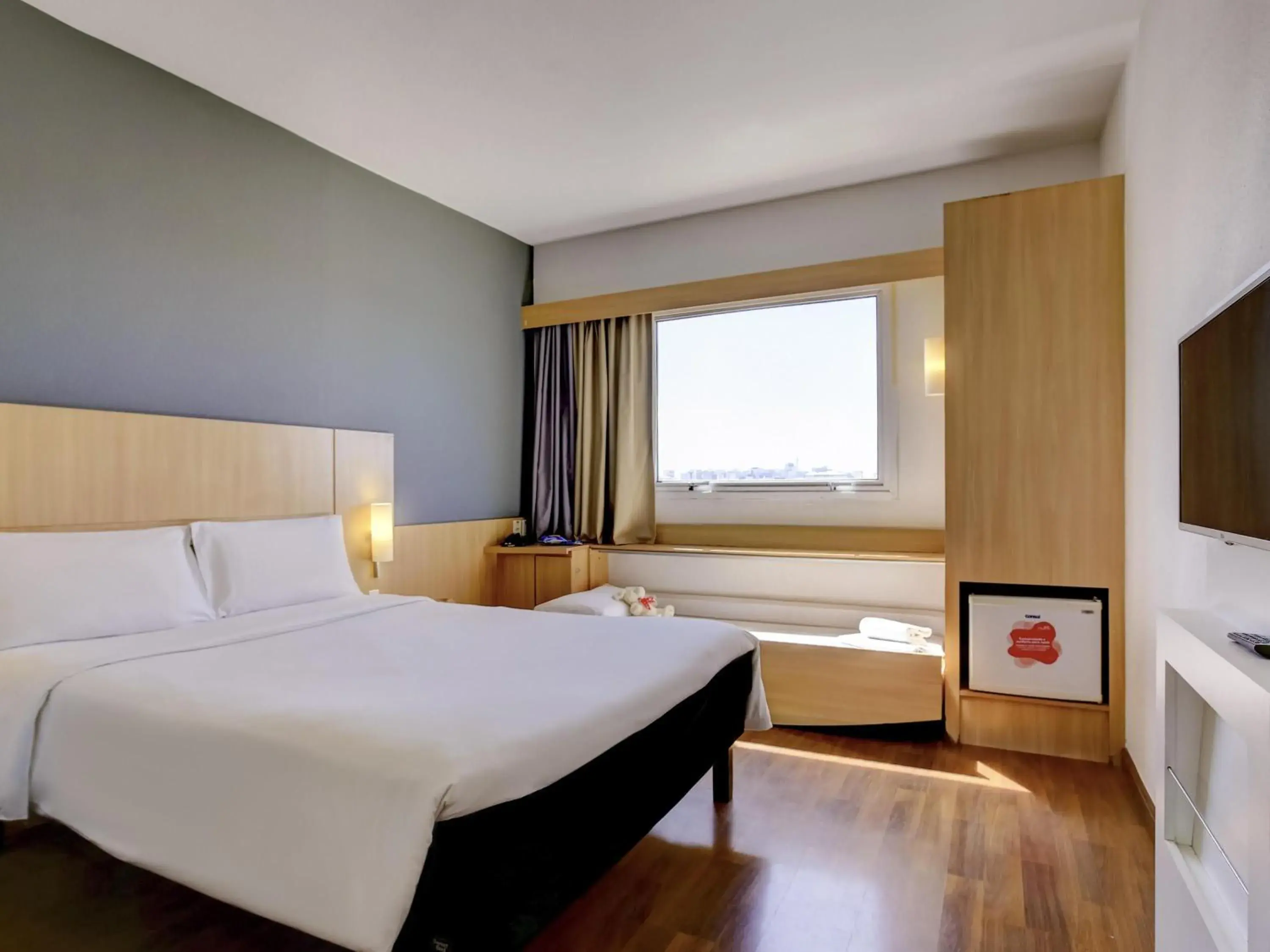 Bedroom, Bed in ibis Vitoria Praia do Canto Bedroom, Bed in ibis Vitoria Praia do Canto