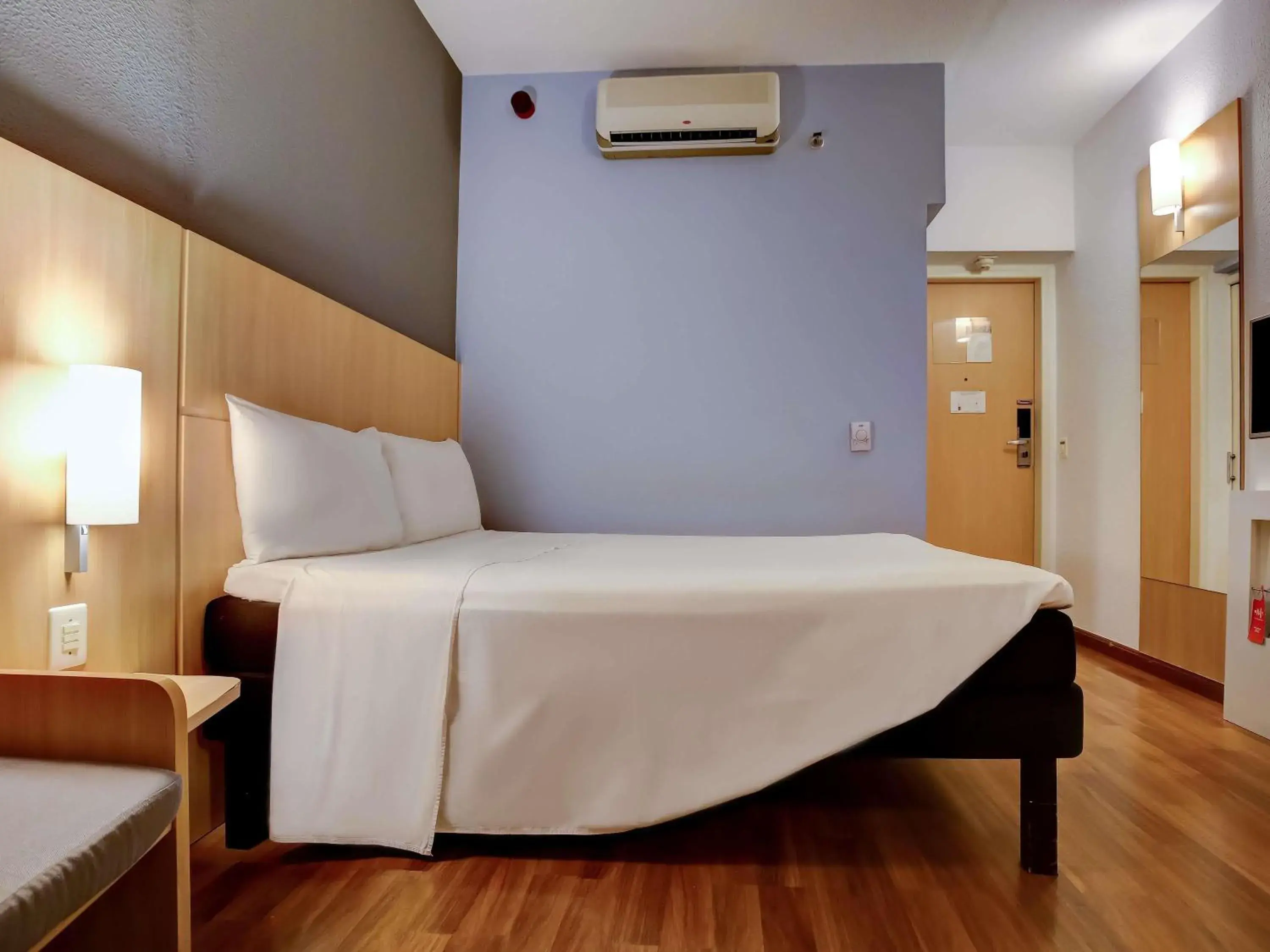 Bedroom, Bed in ibis Vitoria Praia do Canto Bedroom, Bed in ibis Vitoria Praia do Canto