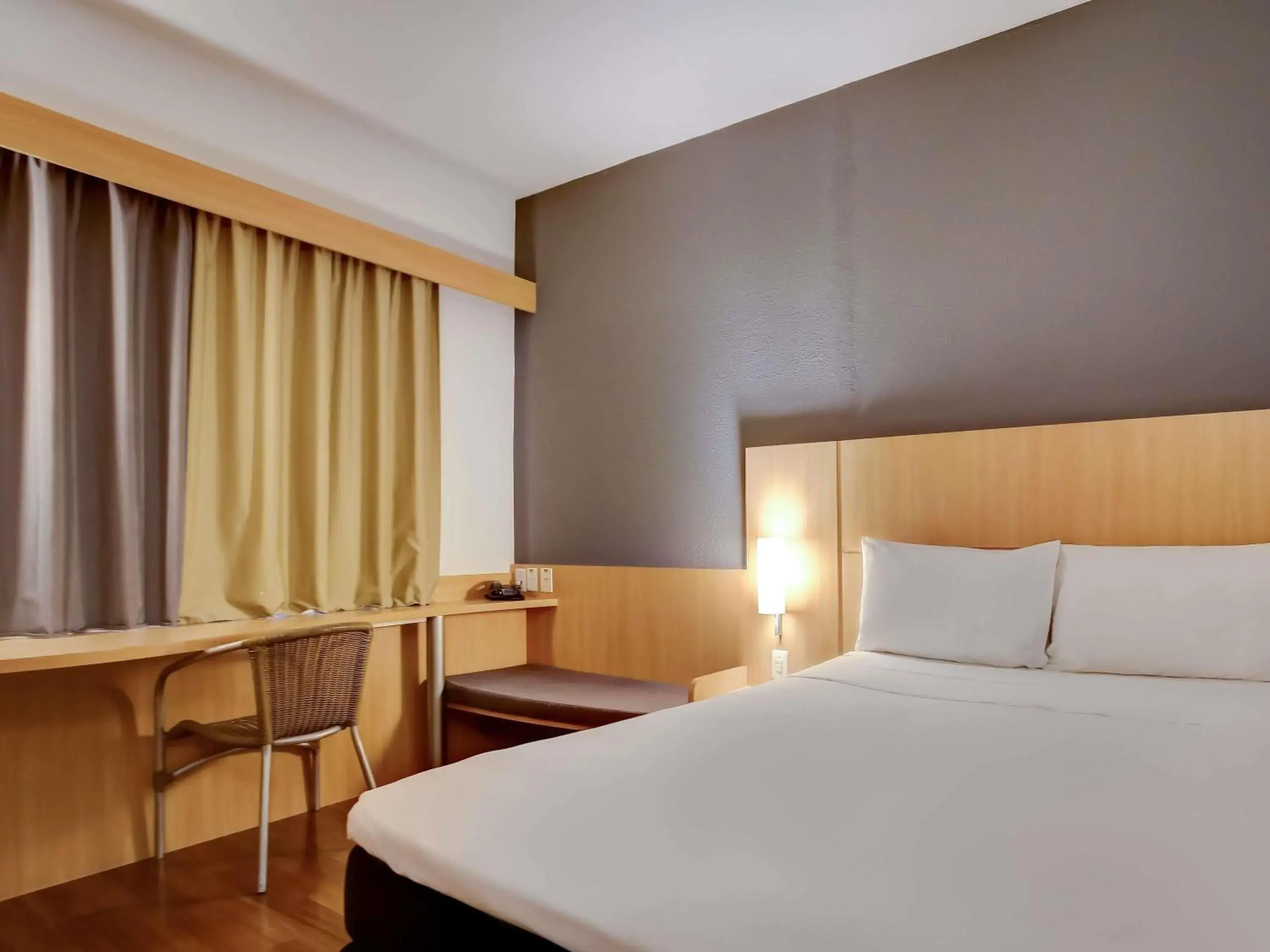 Bedroom, Bed in ibis Vitoria Praia do Canto Bedroom, Bed in ibis Vitoria Praia do Canto