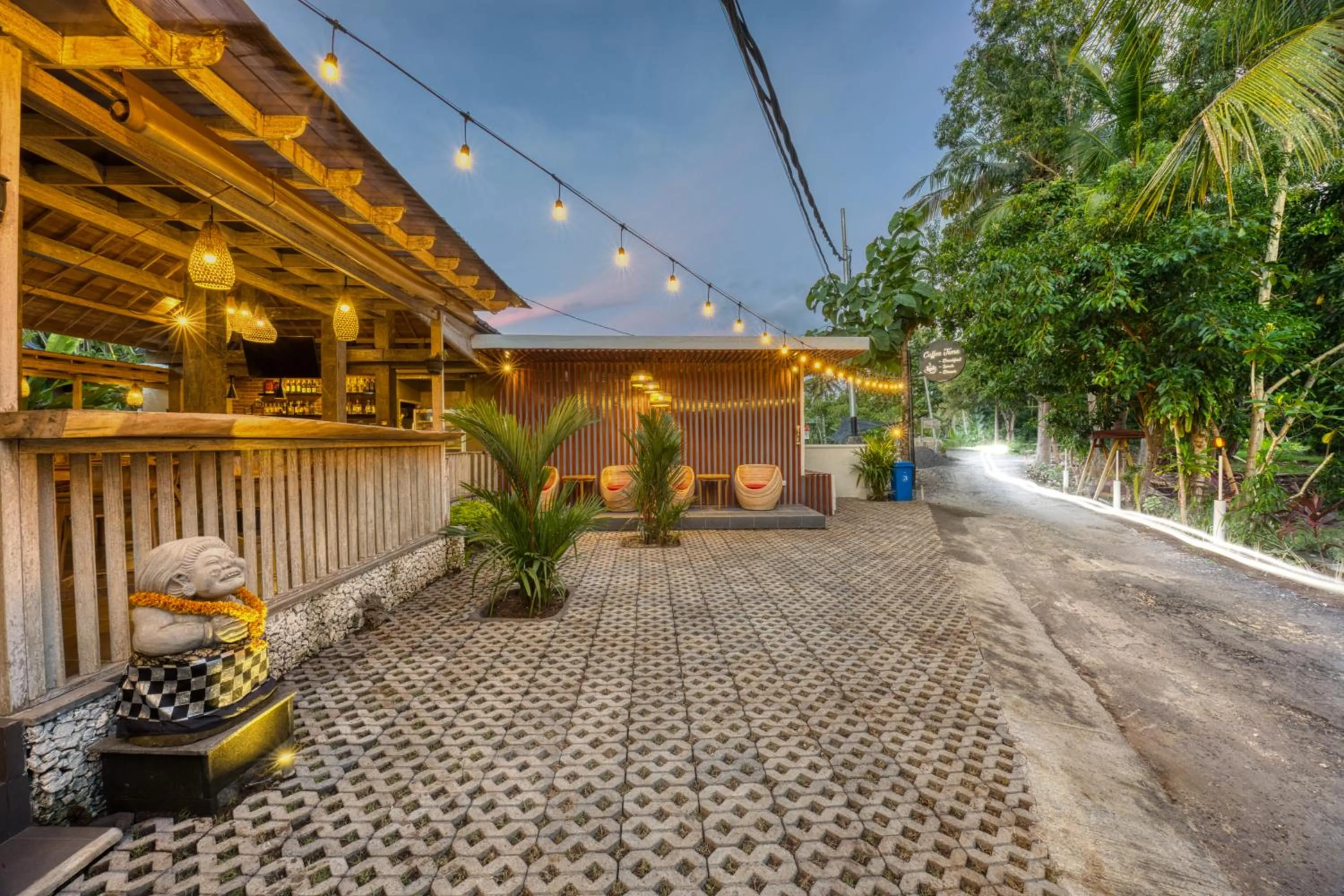 Restaurant/places to eat in Pradja Slumbung Villas