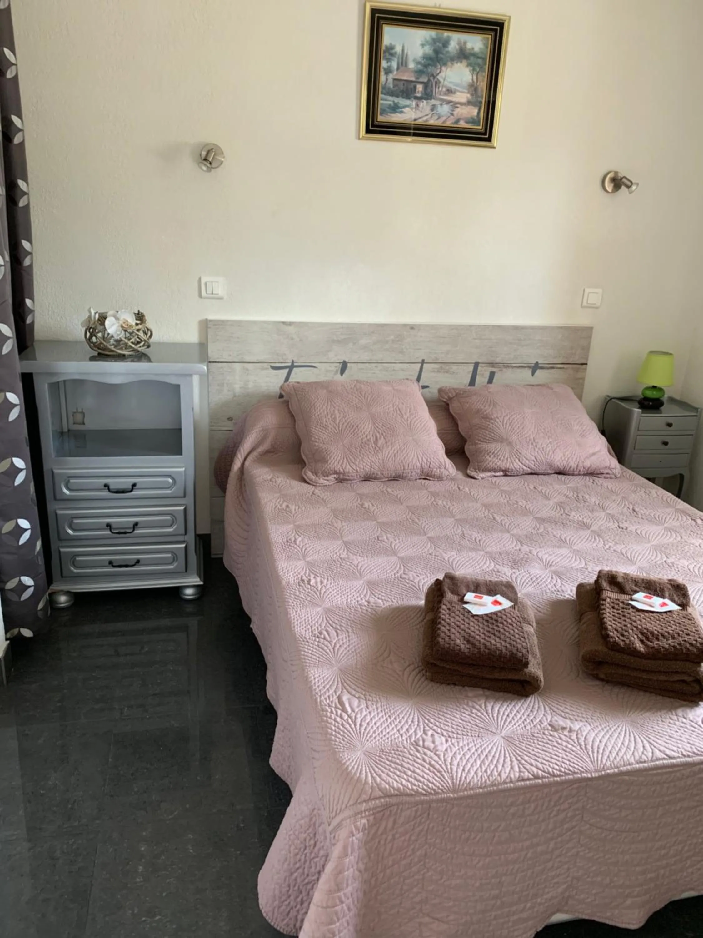 Bed in Appart'Hôtel Les Rochers