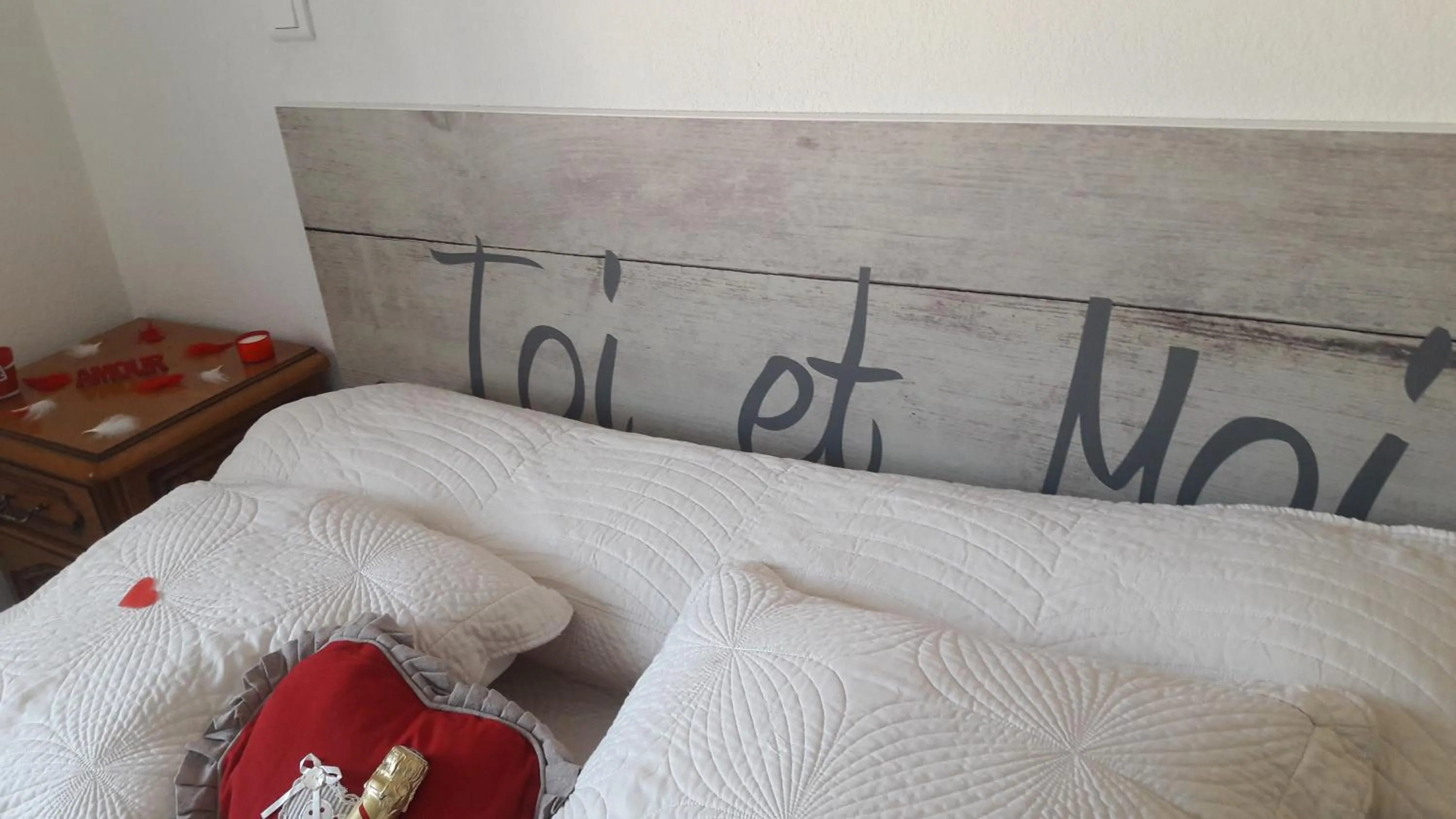 Decorative detail, Bed in Appart'Hôtel Les Rochers
